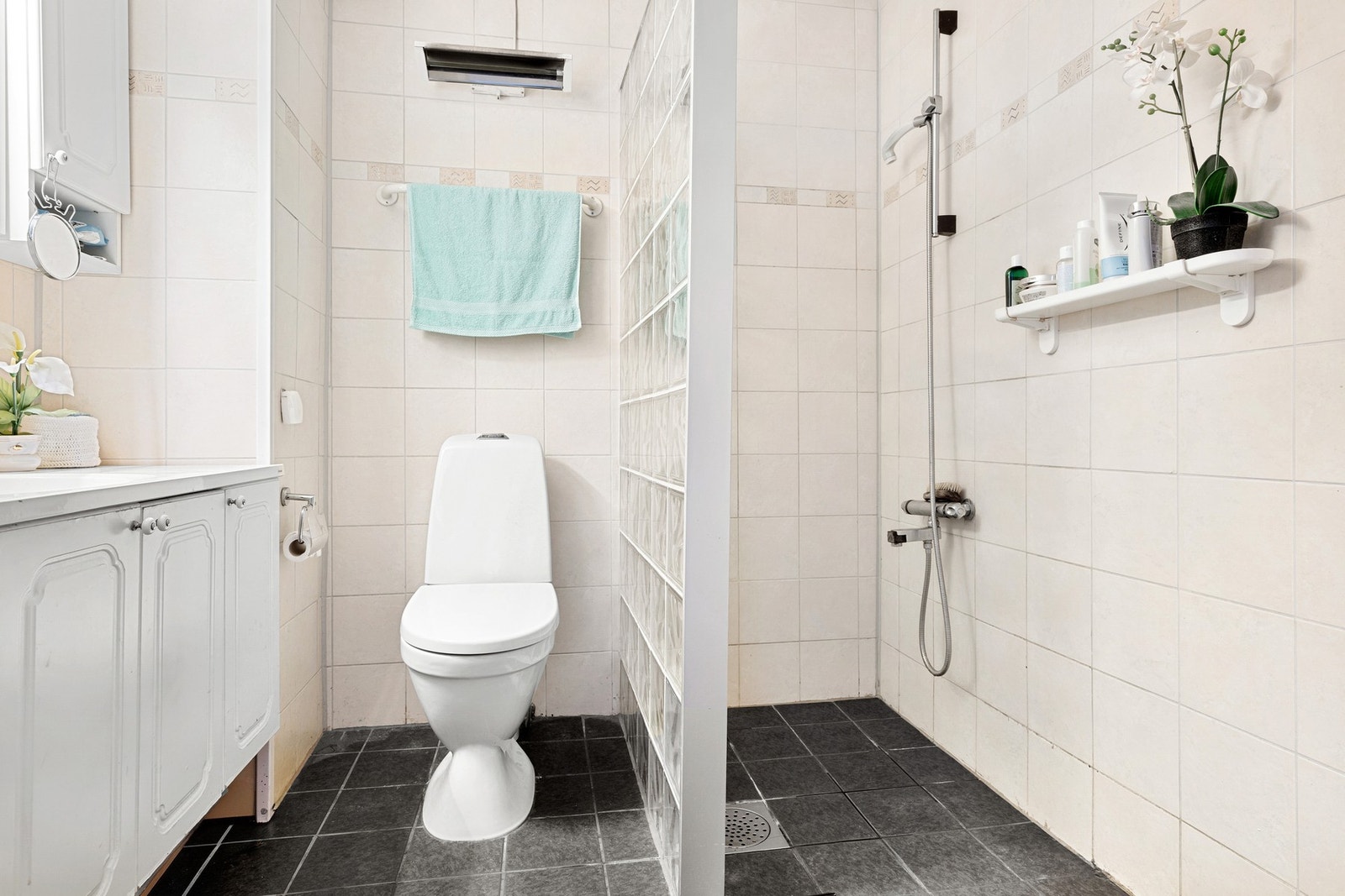 Varme i gulv og opplegg for vaskemaskin på baderommet. Galleribilde