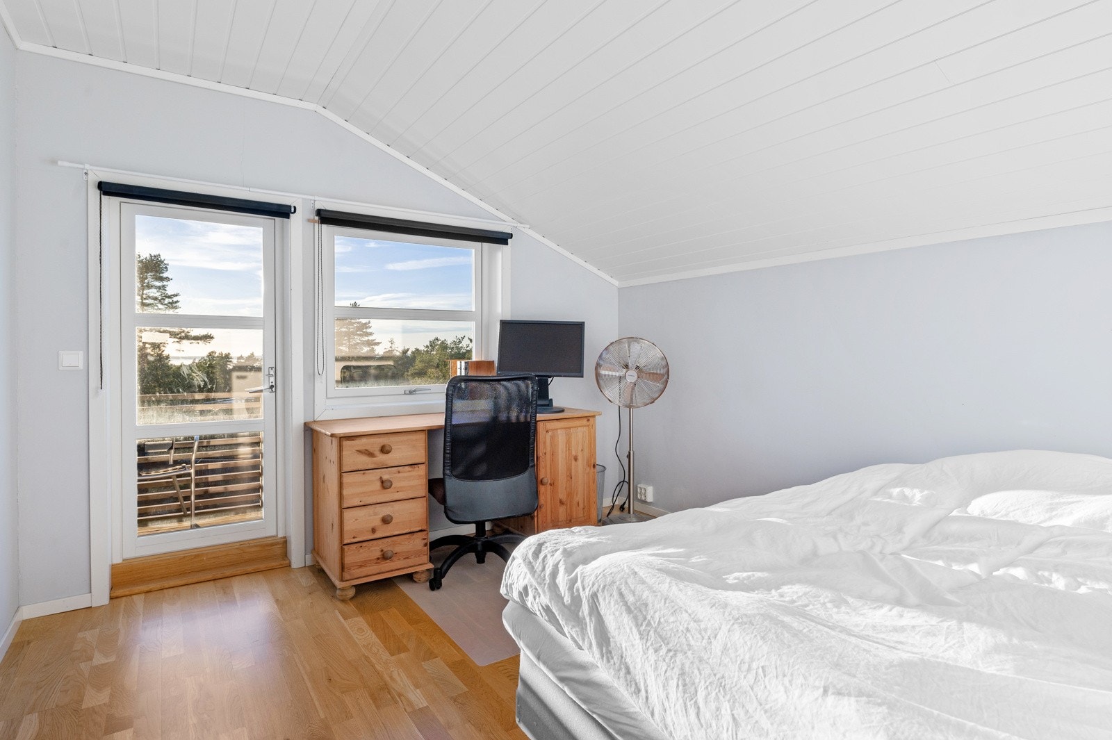 Soverom 2 er romslig og har god utsikt mot fjorden. Galleribilde