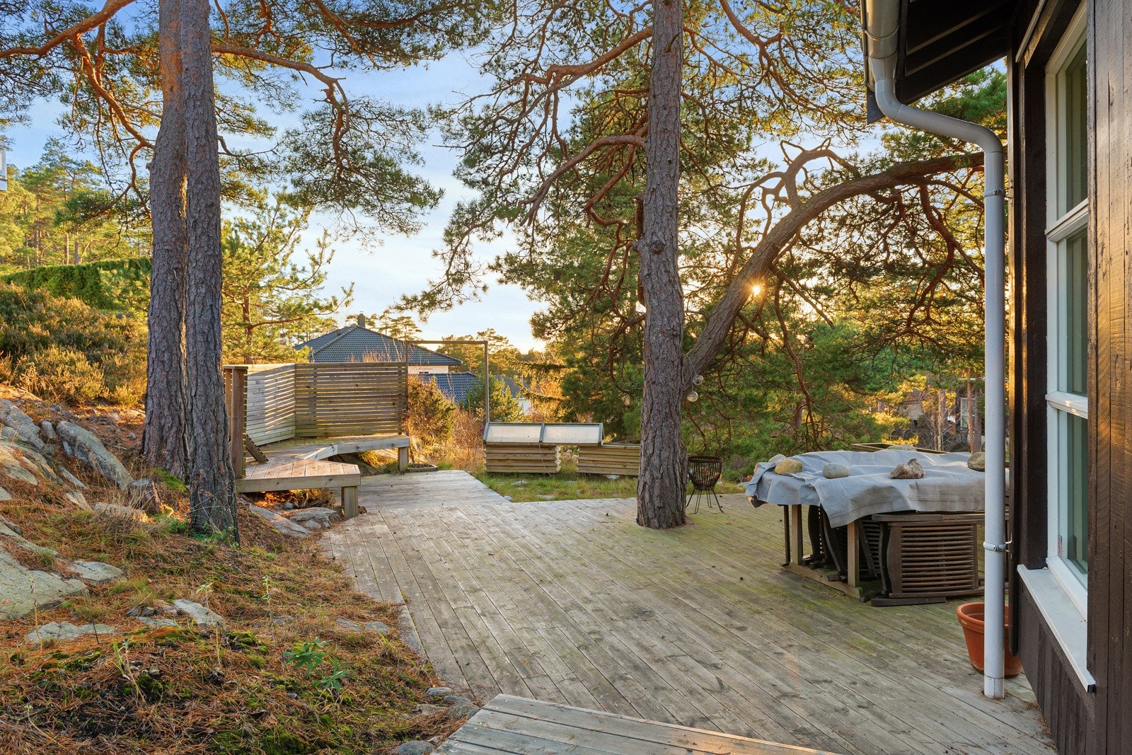 Det er godt med terrasseareal rundt boligen. Galleribilde