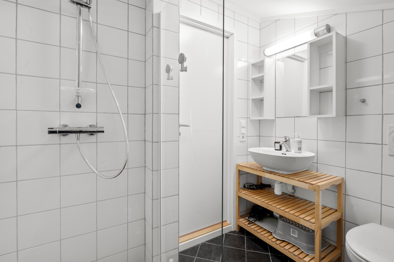 Eget bad i 2. etasje. Innredet med servant, dusjhjørne og vegghengt wc. Galleribilde