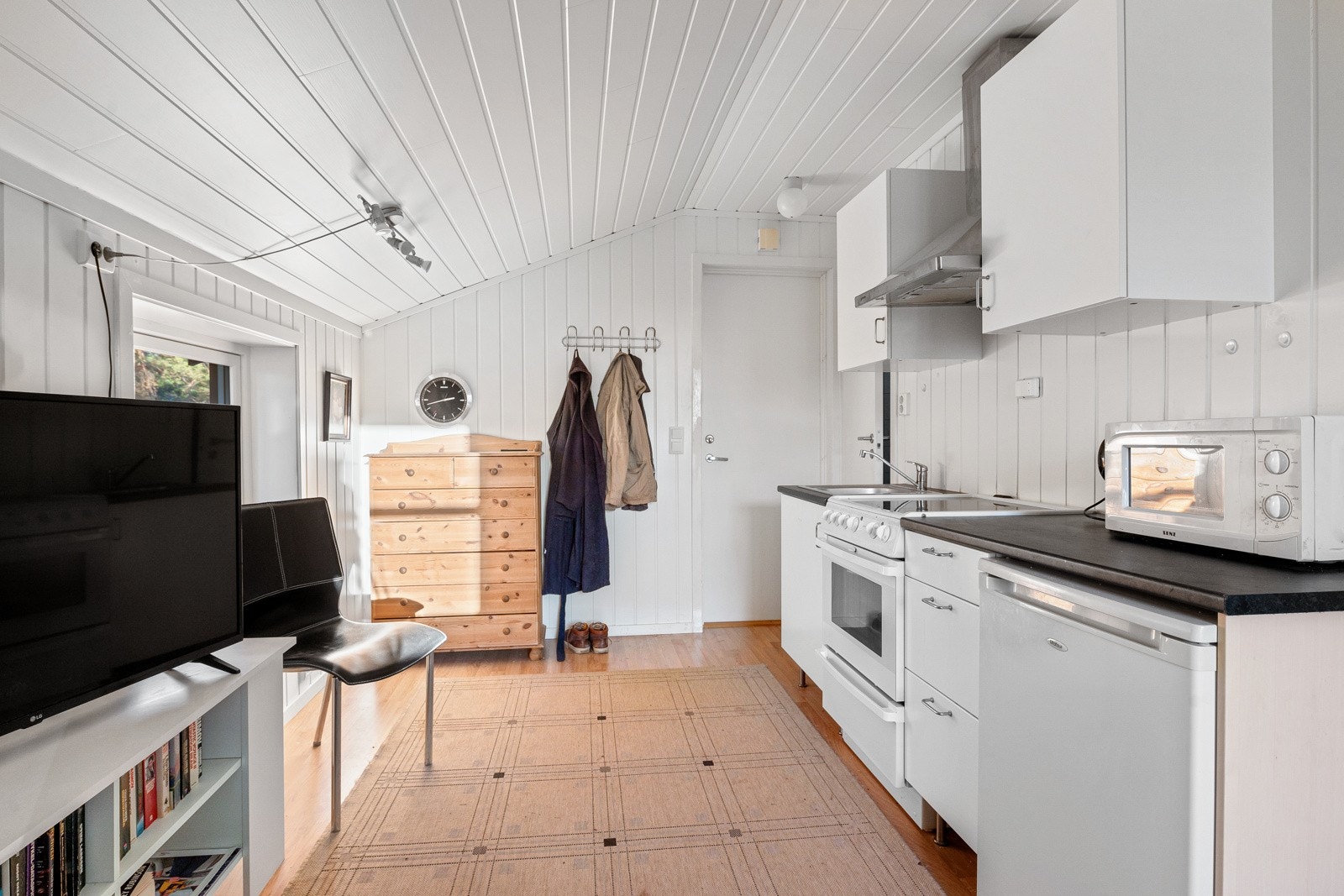 Hybelen har stue med åpen kjøkkenløsning, bad og sovealkove. Galleribilde