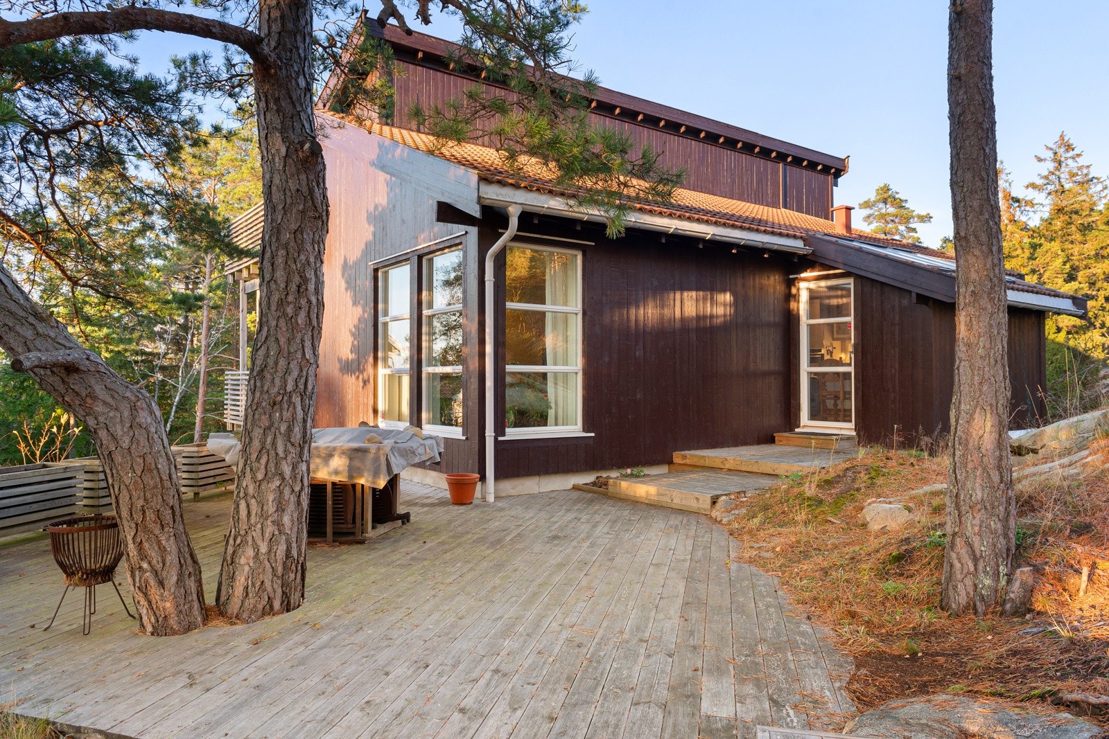 Stor terrasse med utgang fra spisestuen. Galleribilde