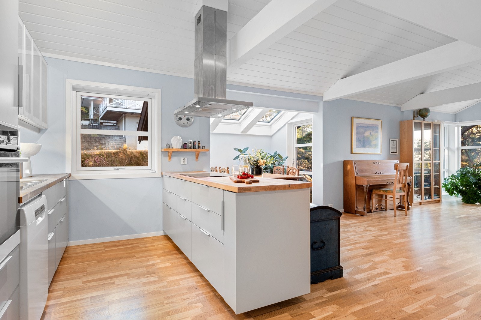 Kjøkken har en åpen og luftig løsning mot stuen, noe som innbyr til sosiale sammenkomster av famlie og venner. Galleribilde