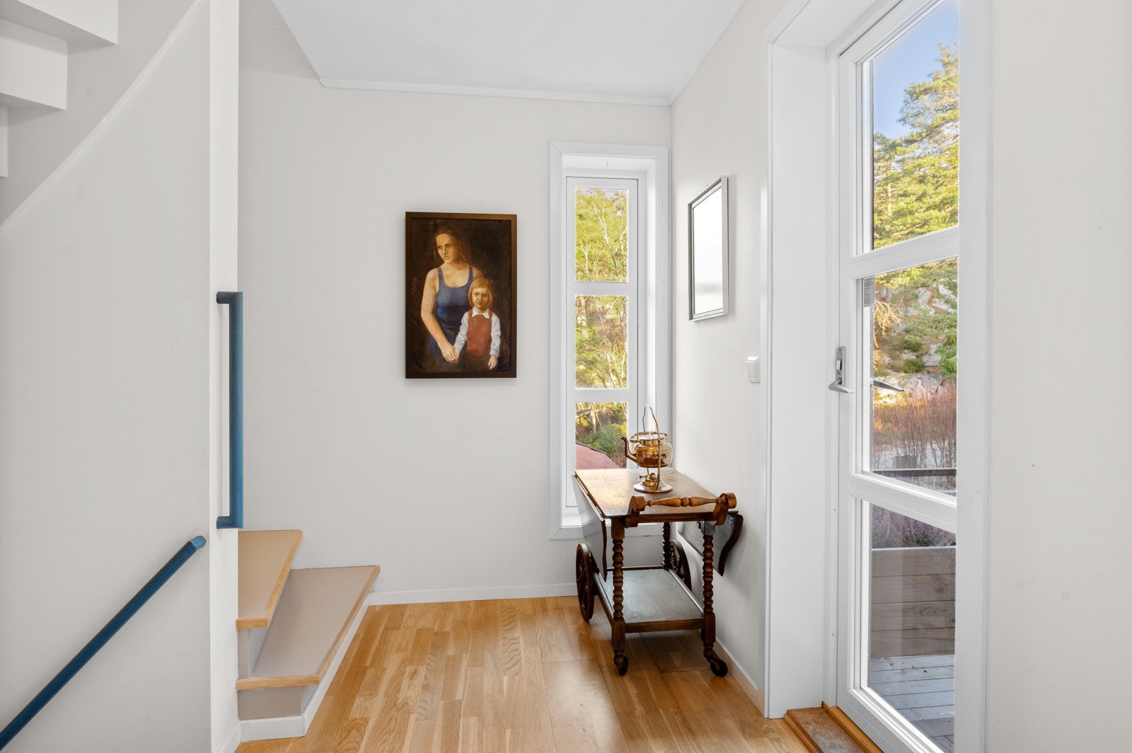 Lys trappegang mellom etasjene. La oss gå opp i 2. etasje! Galleribilde