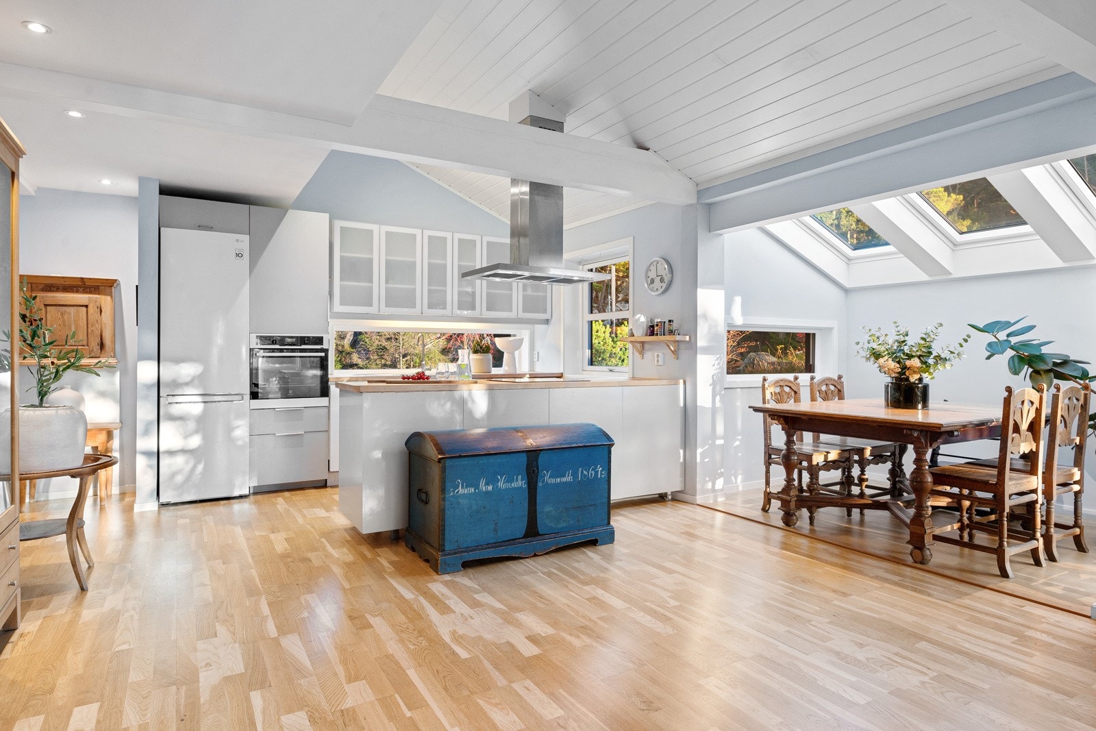 Boligens hovedetasje har romslig stue med åpen kjøkkenløsning. Galleribilde