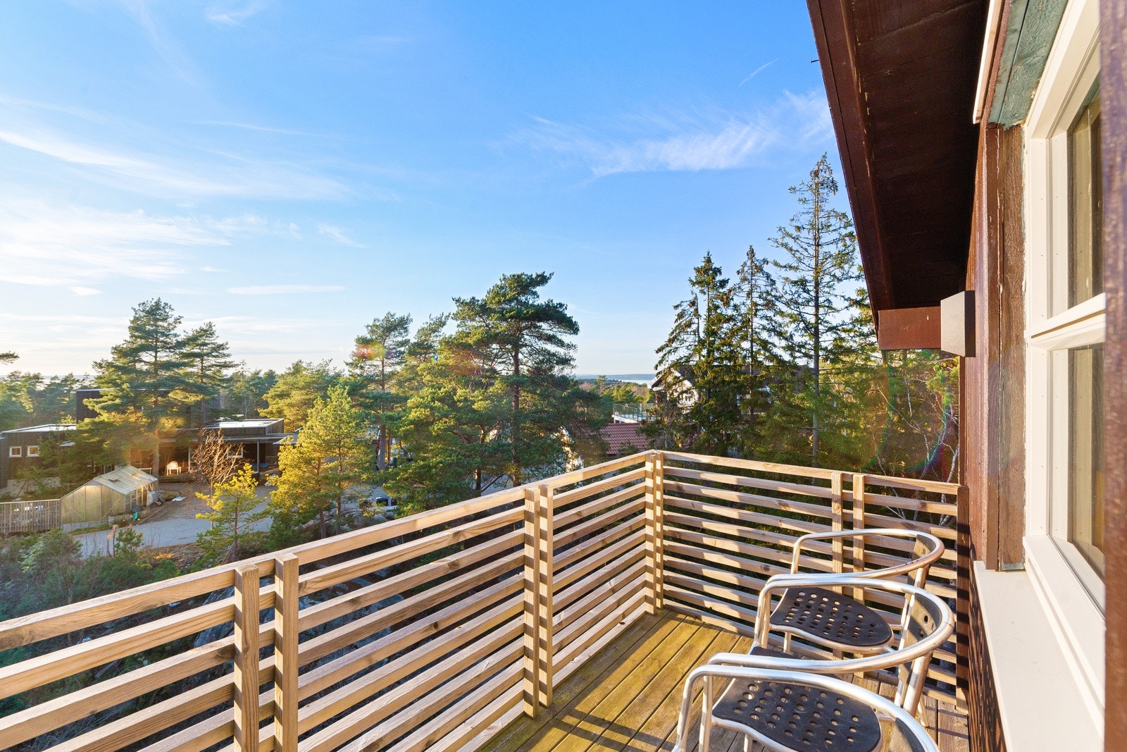 Balkong i 2. etasje med utsikt mot fjorden. Galleribilde