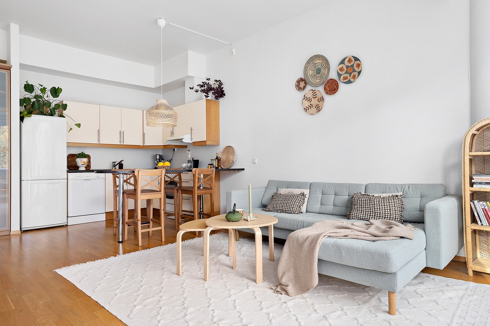 Lys og pen stue i åpen løsning med kjøkkenet - Her får du blant annet TV og Internett inkludert Galleribilde