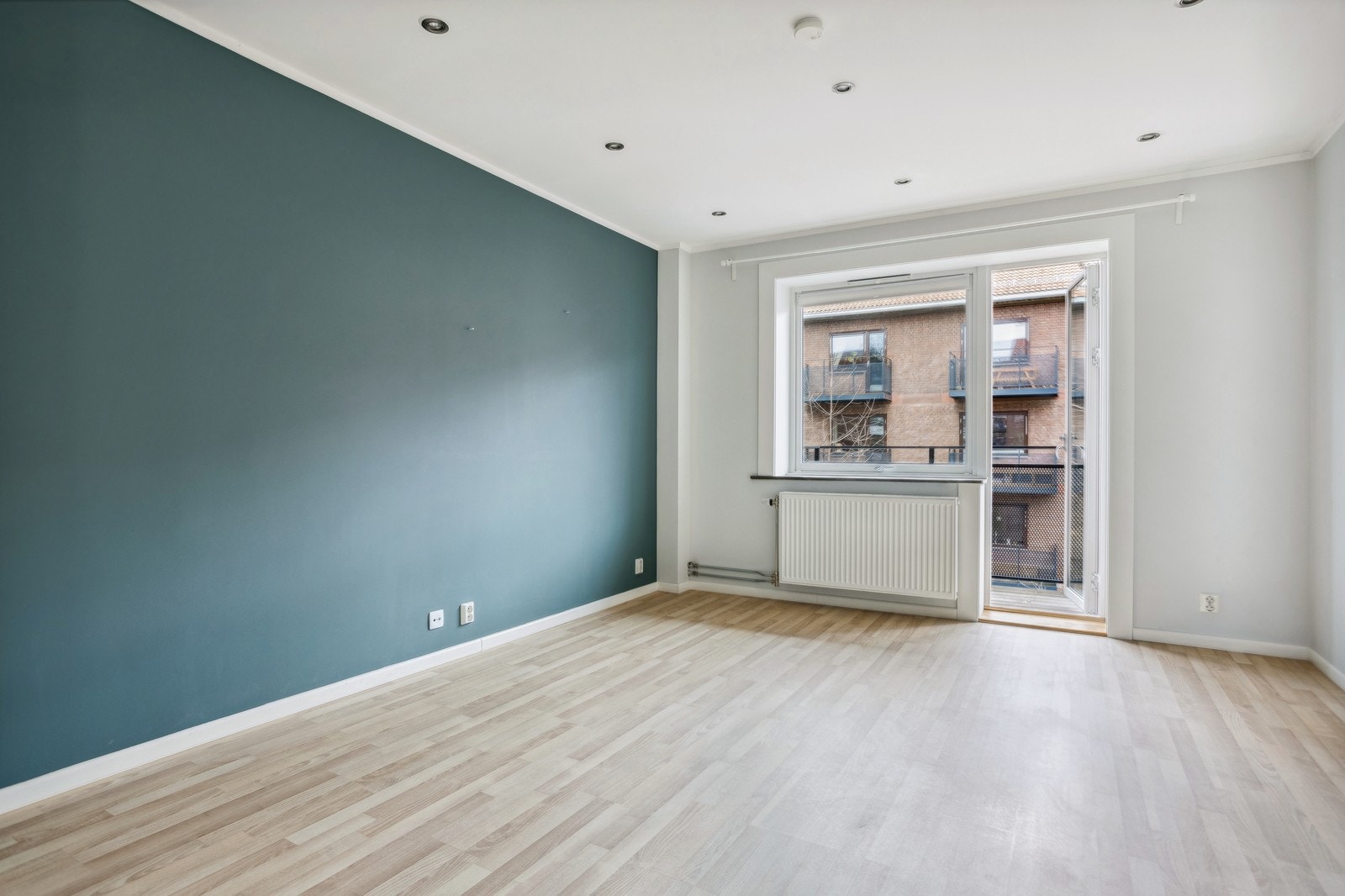 Romslig stue malt i tidsriktige farger med direkte utgang til balkong Galleribilde