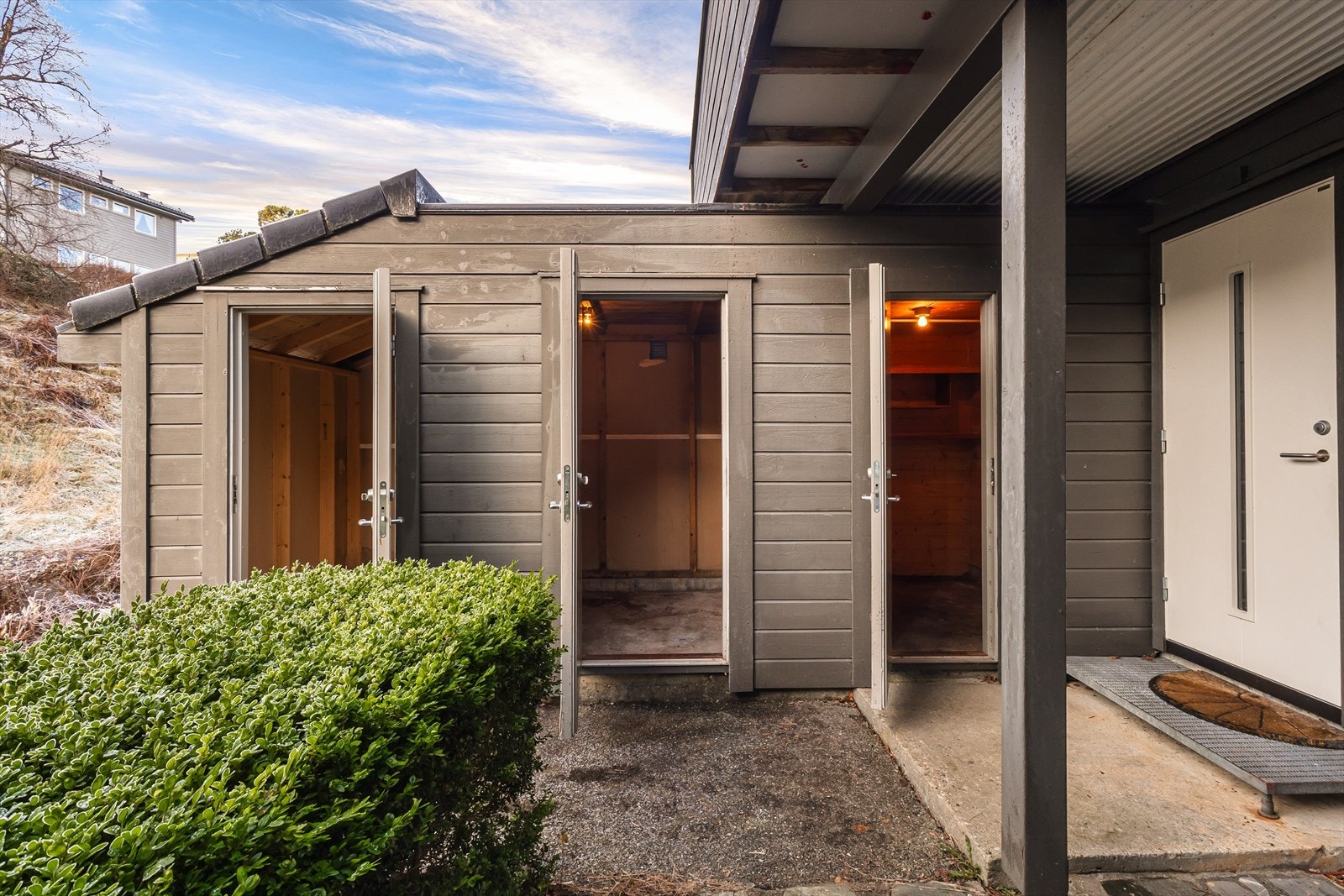 Boligen har tre utvendige boder Galleribilde