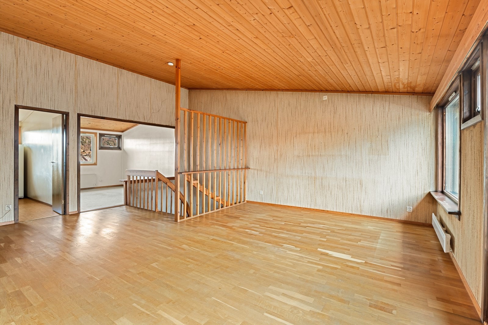 Stuen har himlet tak og god romfølelse. Spilevegg kan endres og åpning mot spisestue (opprinnelig soverom) kan enkelt lukkes Galleribilde