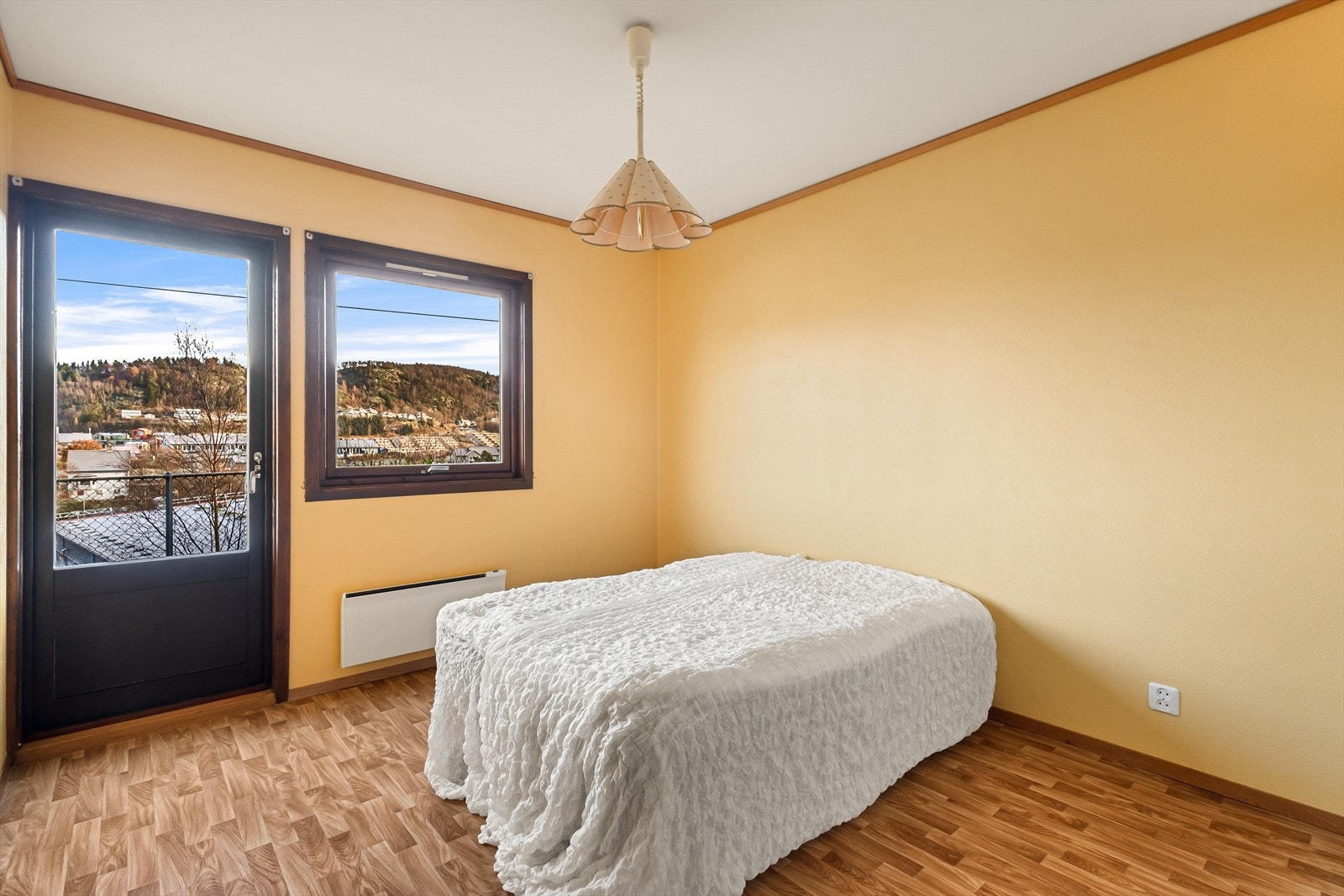 Soverom med utgang til hage på baksiden Galleribilde