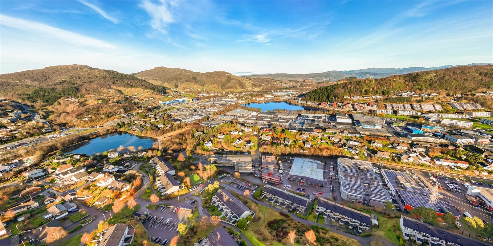 Barnevennlig beliggenhet sentralt i Åsane med gangavstand til alle nødvendige fasiliteter for hverdagen. Kort og trygg vei til både lekeplasser, idrettsplass og Storåsen barneskole Galleribilde