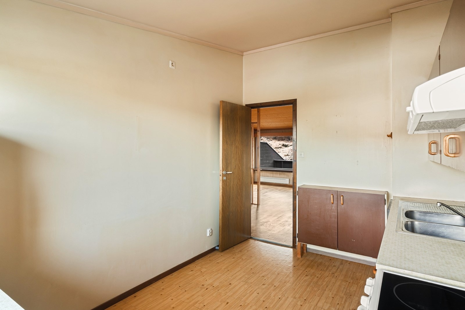 Innredningen er av eldre dato, så her kan man la fantasien slippe løs dersom man ønsker å oppgradere Galleribilde