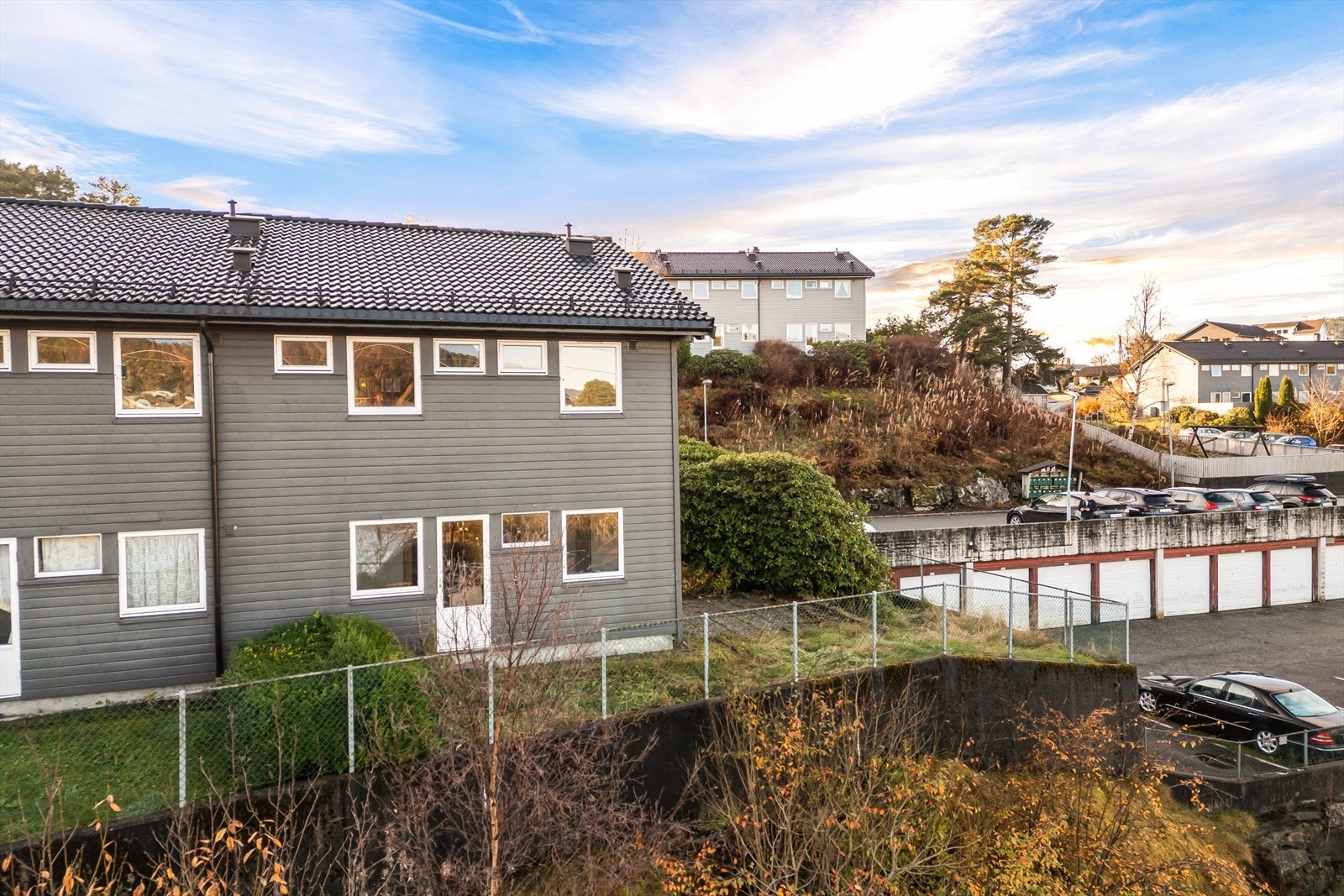 Ut mot fellesområder er boligen godt inngjerdet Galleribilde