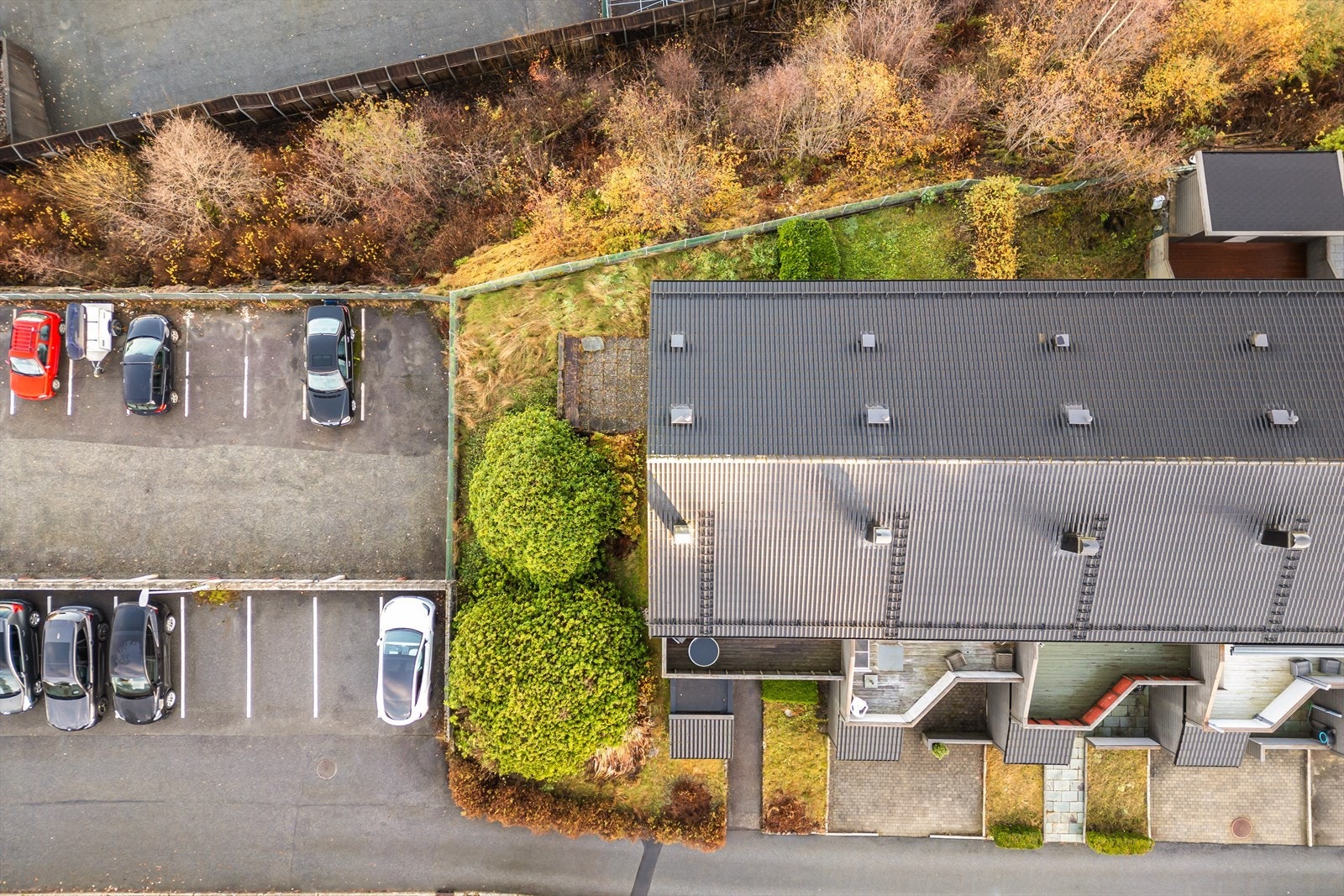 Som endehus har boligen en ekstra stor hage Galleribilde