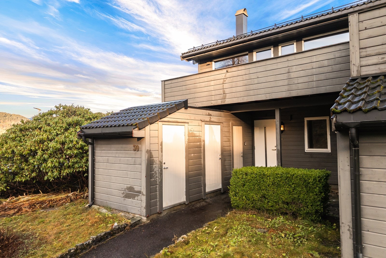 Sørvestvendt og solrik balkong over inngangsparti utvidet i ca 2006 til ca 13,66 m². Rundt boligen er det opparbeidet med plen, steinheller og rhododendronbusker Galleribilde