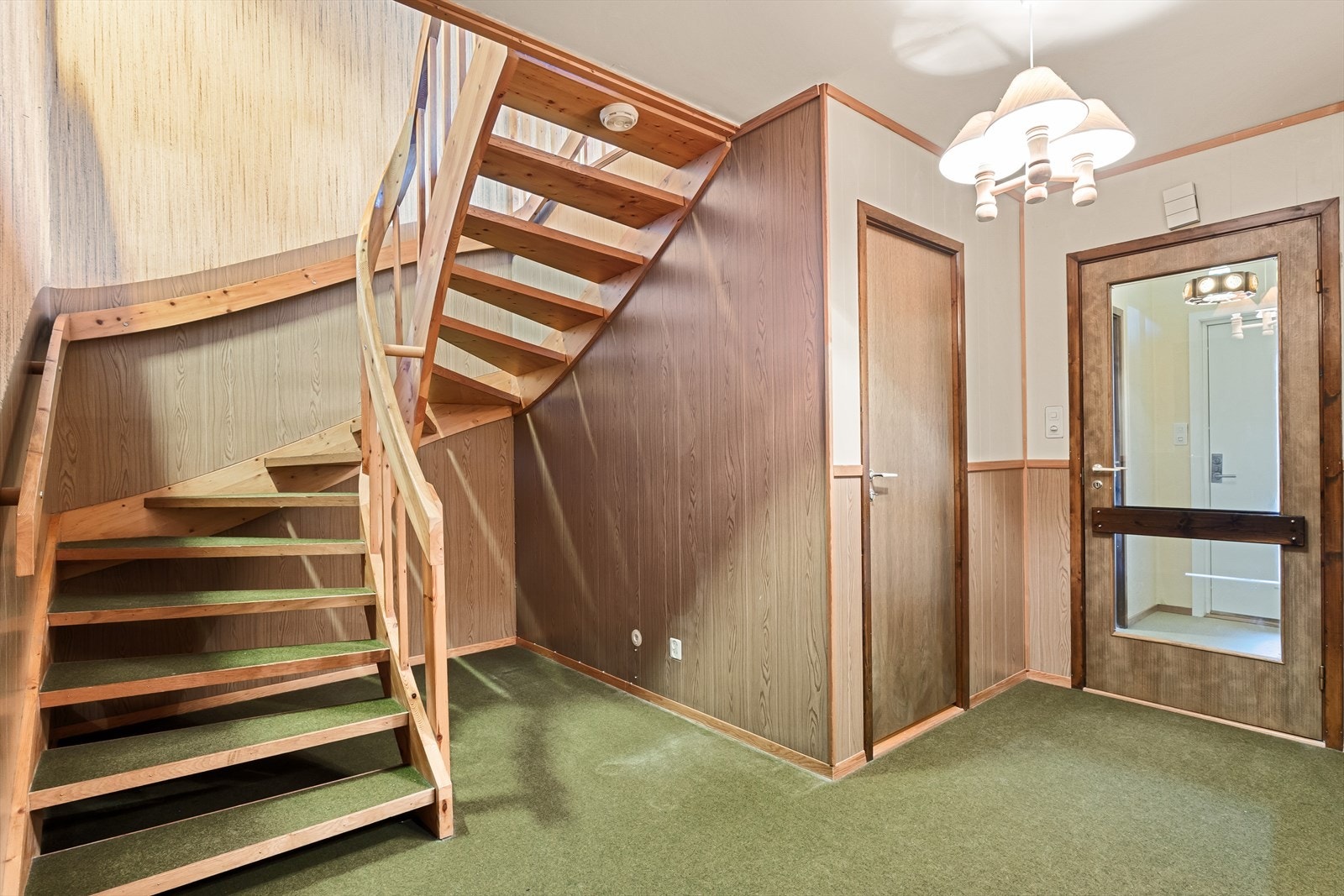 Trappehus med åpen trapp fra gang i 1.etg. Galleribilde