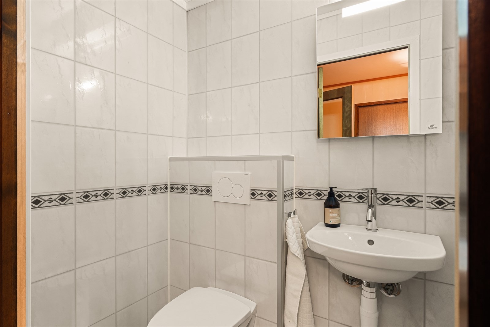 Ekstra gjestetoalett innredet i samme stil som badet Galleribilde