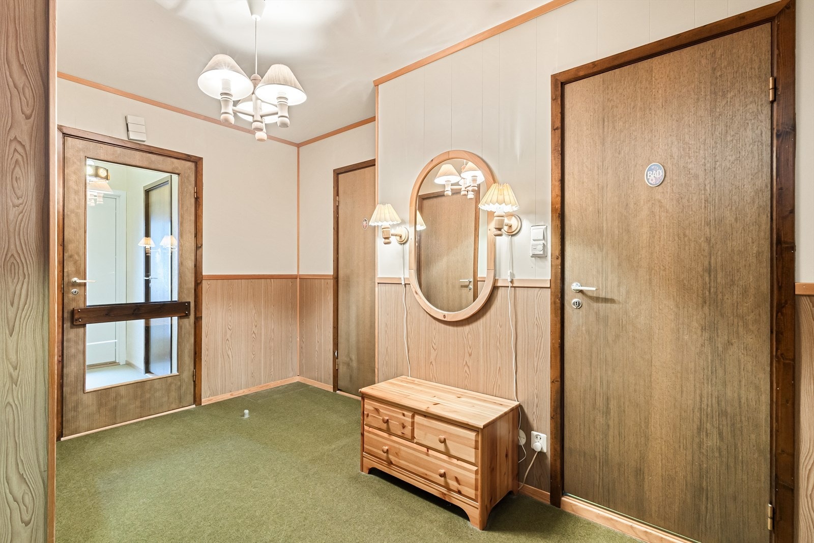 God planløsning med bl.a. mulighet for soverom i begge plan, romslig bad m/ wc, ekstra gjestetoalett og separat vaskerom ved entré Galleribilde