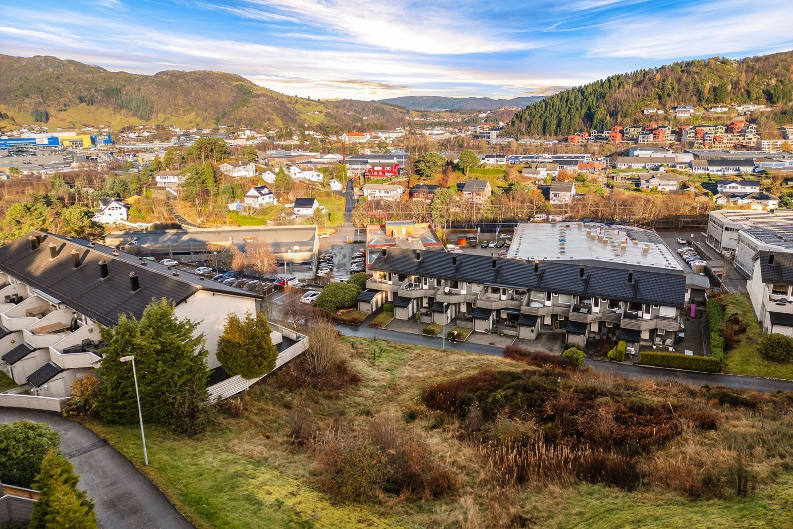 Deler av tomten er naturtomt med fint kupert terreng. Det er god plass mellom husrekkene Galleribilde