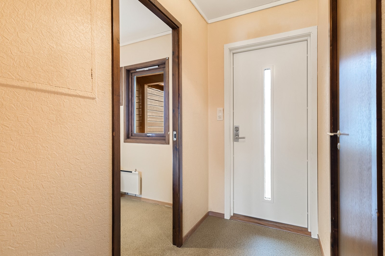 Entré med dør til hobbyrom Galleribilde