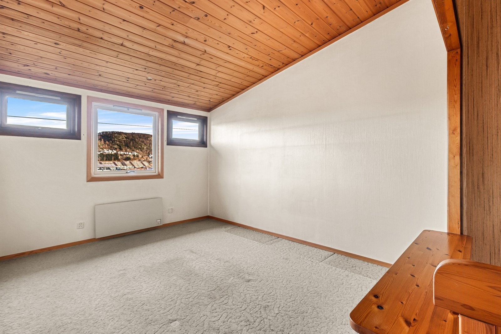 Spisestuen er på ca 12 m² har god plass til diverse møblement. Rommet er opprinnelig soverom i 2.etg. Åpning mot trapperom har for lav rekkverkshøyde fra gulv Galleribilde