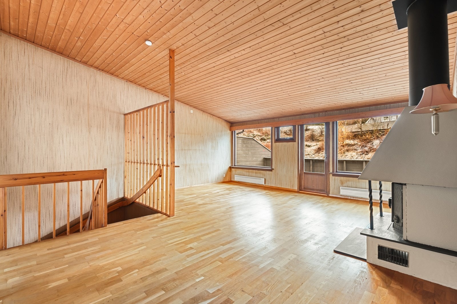 Boligen er velholdt og i god stand, men har opprinnelige kvaliteter i alle rom, foruten bad Galleribilde