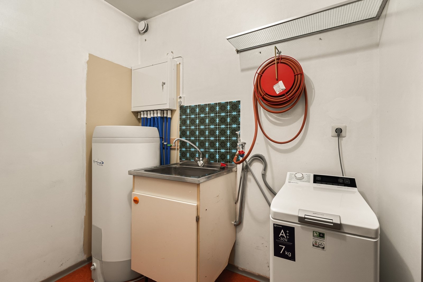 Separat vaskerom ved entré. Vvb og rørskap fra 2012 Galleribilde