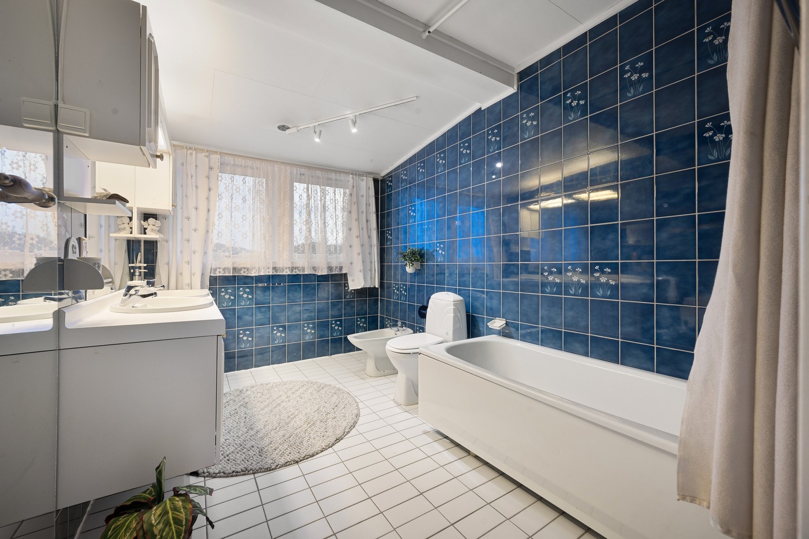 Sjarmerende bad med flislagte vegger og gulv (med varme) Galleribilde