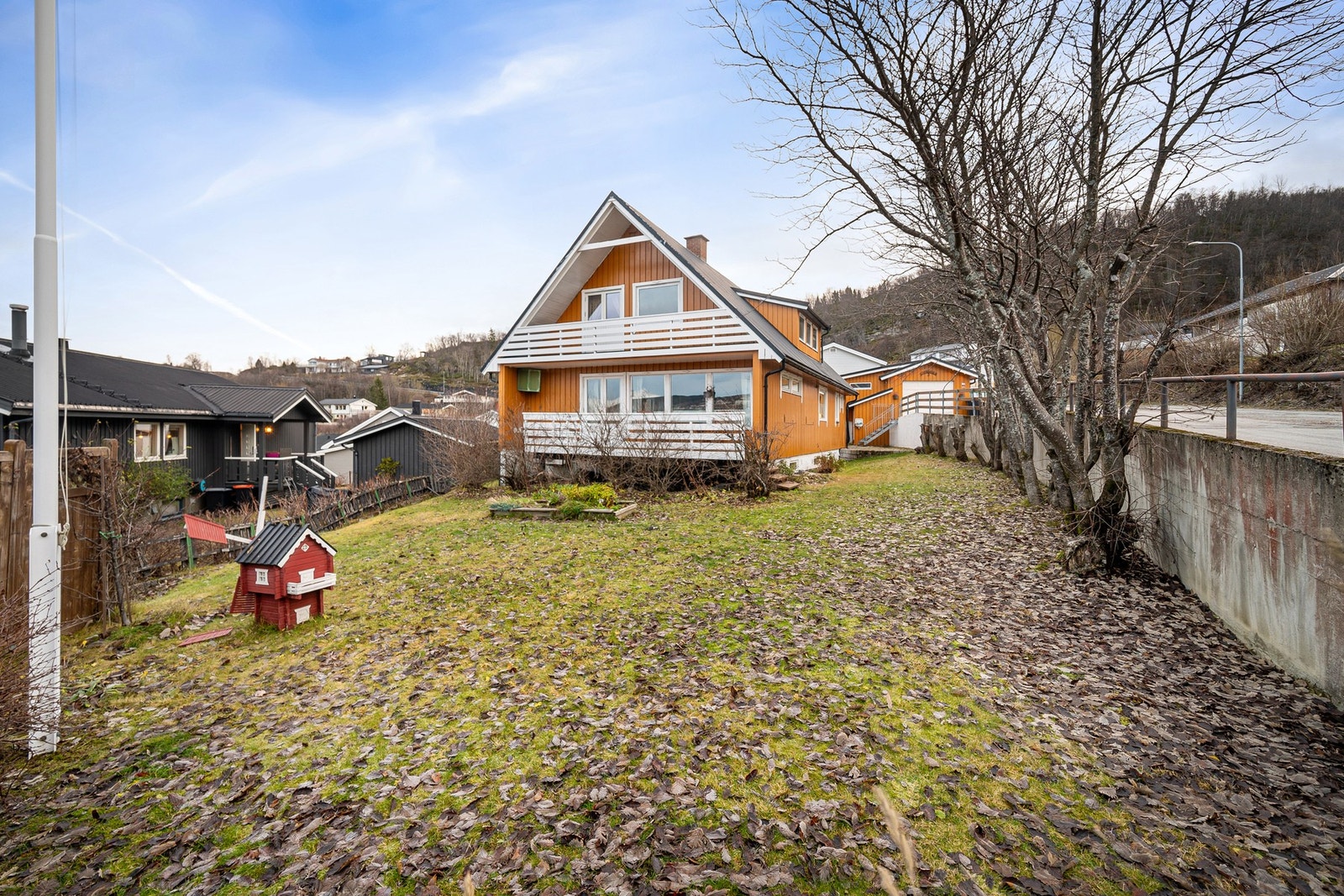 Hagen gir rikelig boltreplass og er fint skjermet fra veien med støttemur Galleribilde