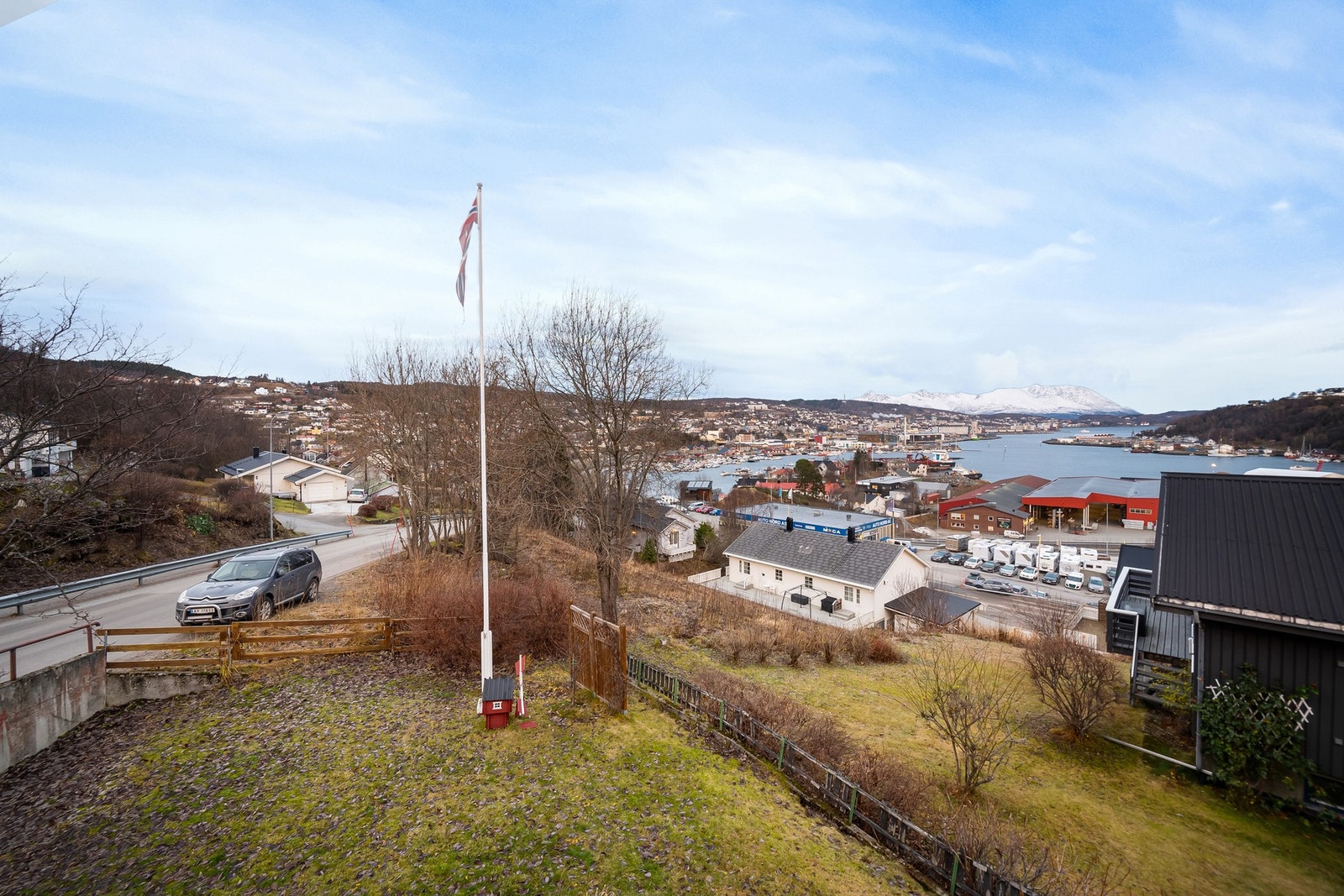 Høyt i terrenget har du fantastisk utsikt og det er svært gode solforhold fra eiendommen Galleribilde