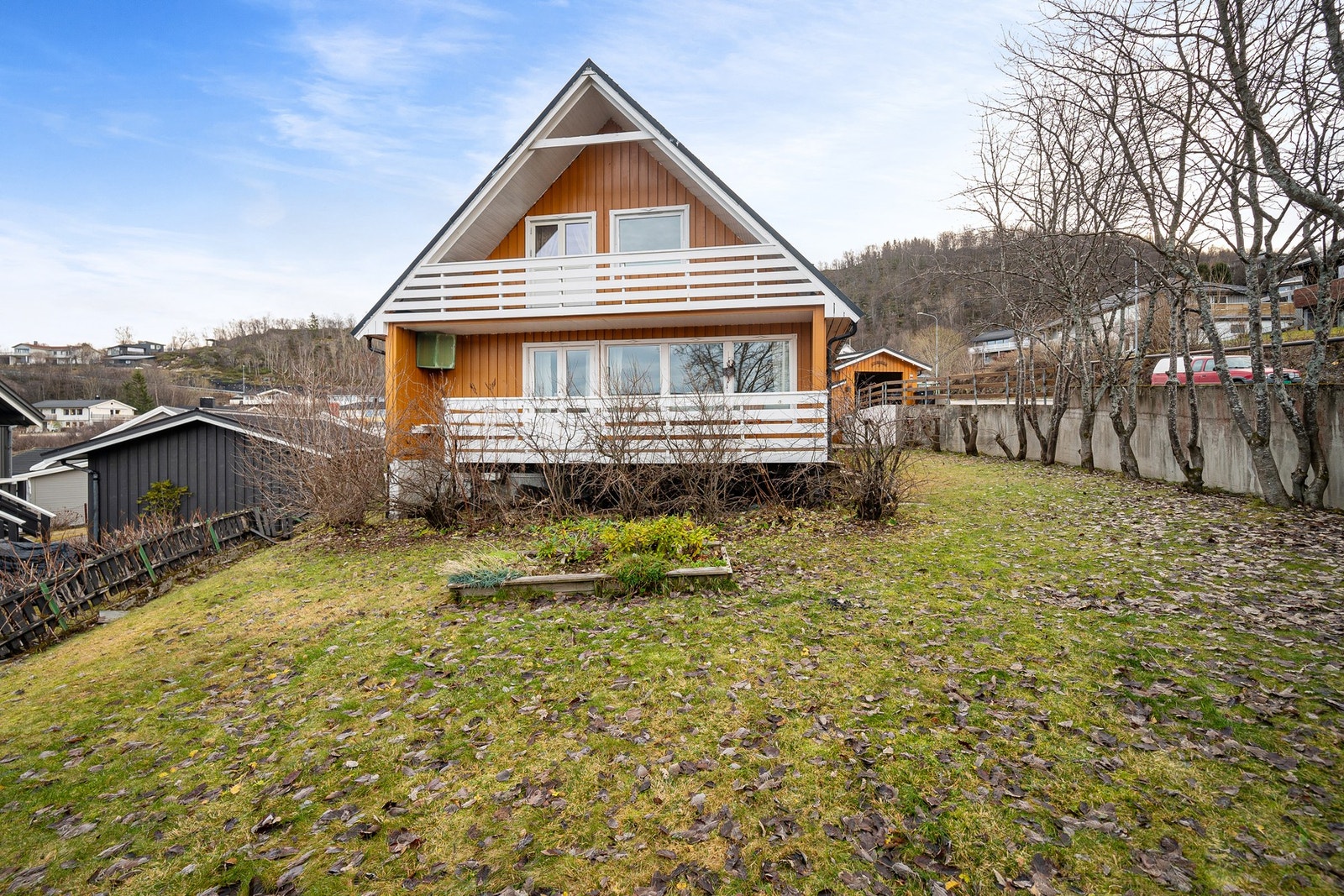 Pent opparbeidet hage med blant annet rips, solbær, rabarbra og en god del stauder Galleribilde