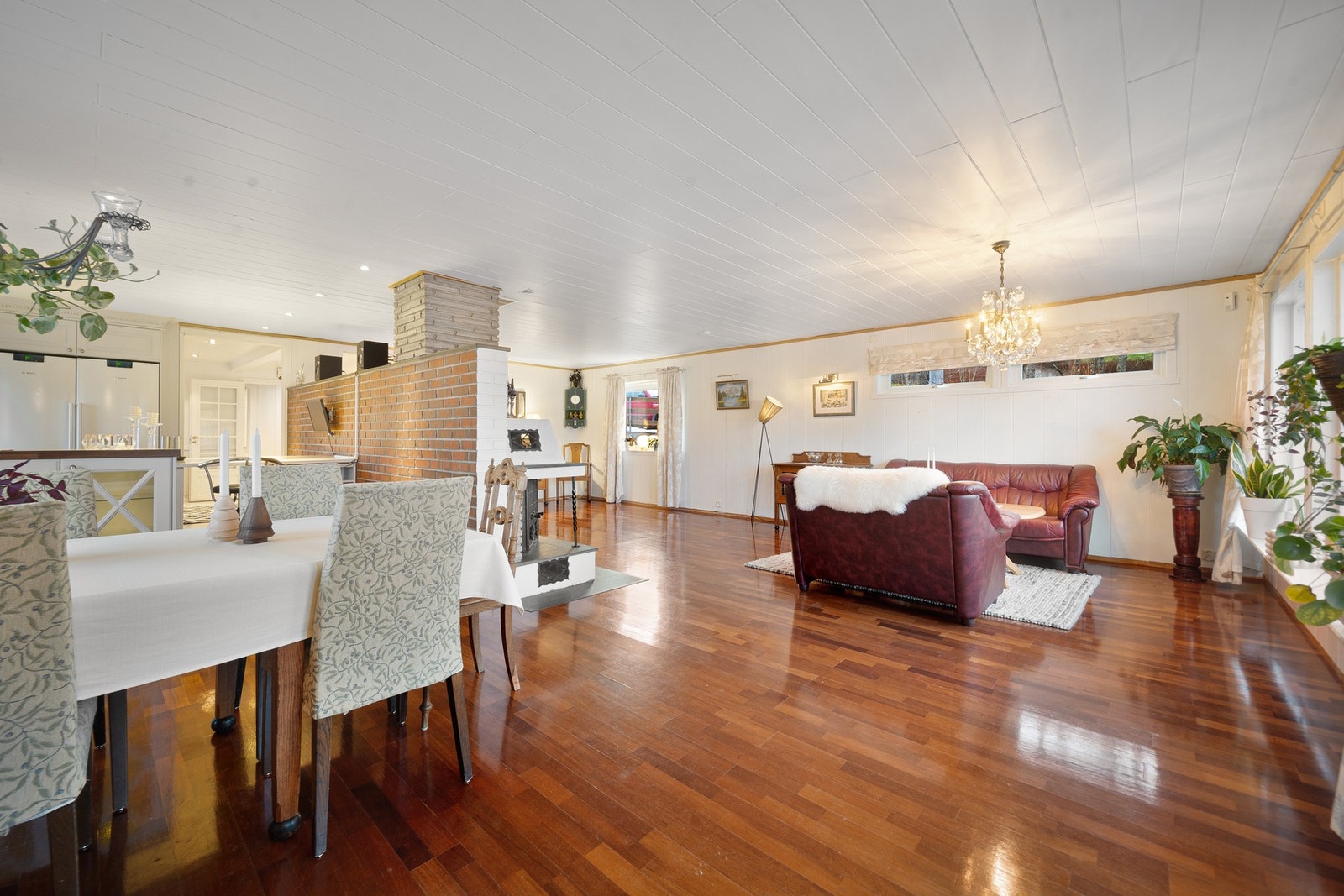 Stuen er praktisk inndelt i flere soner, som gir rom for både spisebord og sofagruppe av god størrelse Galleribilde