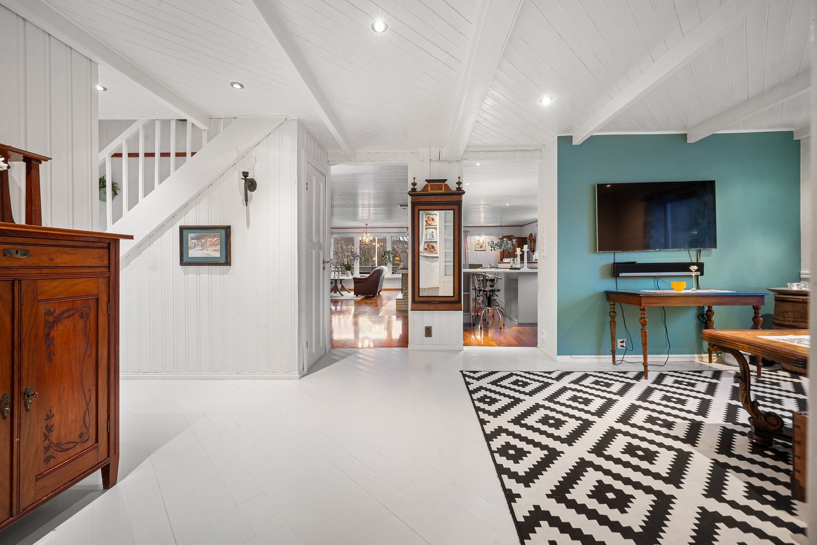 En ekstra stue i forbindelse med hallen - dette er en bolig med flere gode oppholdsrom Galleribilde