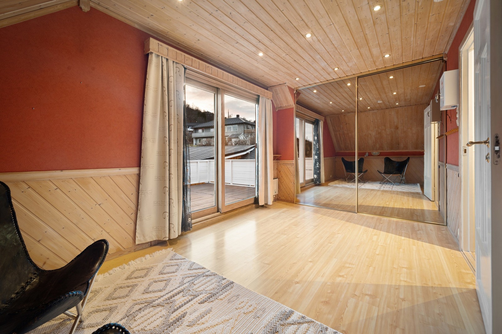 Soverom nr 2 er romslig med stor skyvedørsgarderobe og adkomst til egen balkong Galleribilde