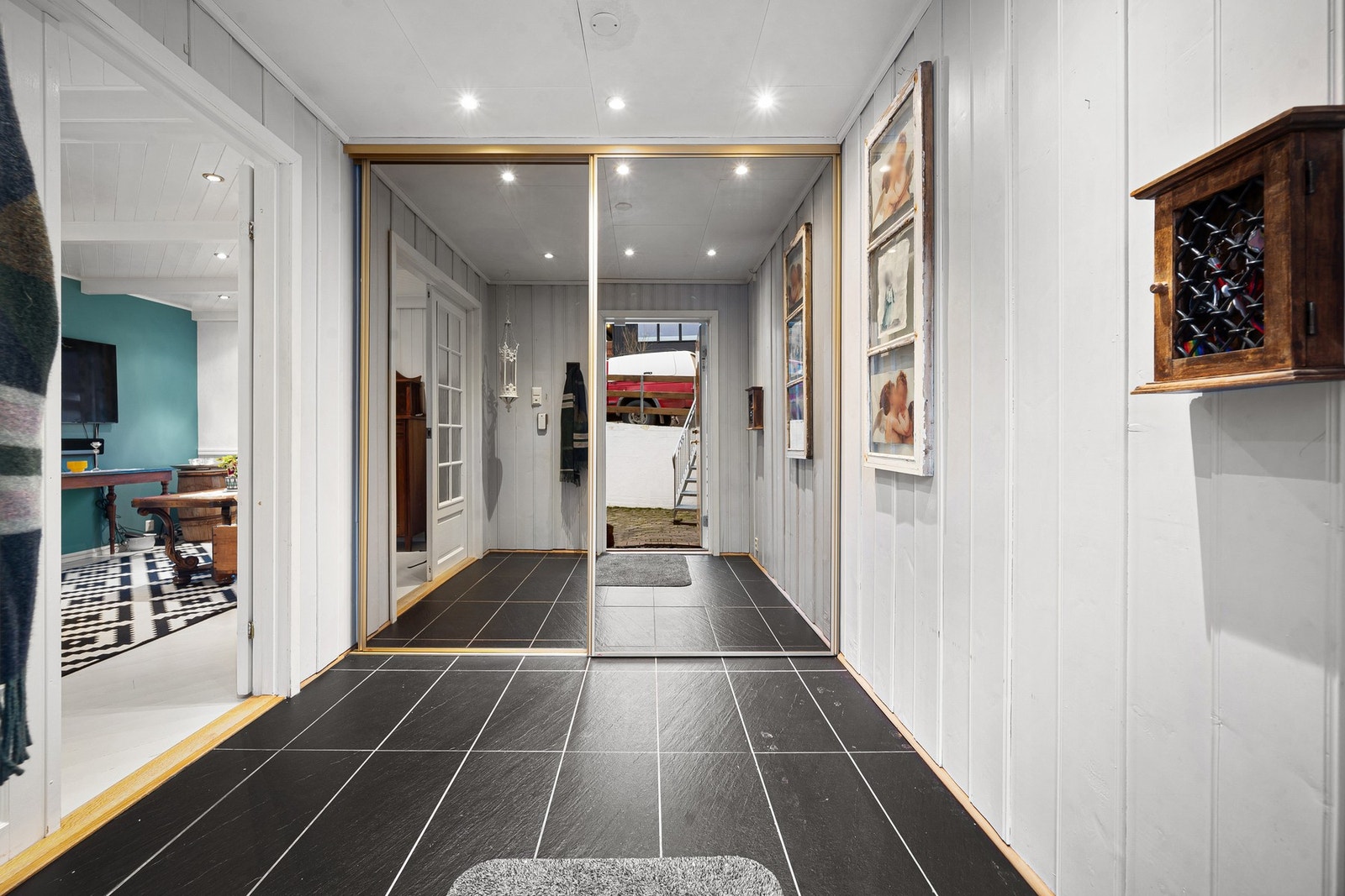 Flislagt gang med praktisk skyvedørsgarderobe for yttertøyet Galleribilde