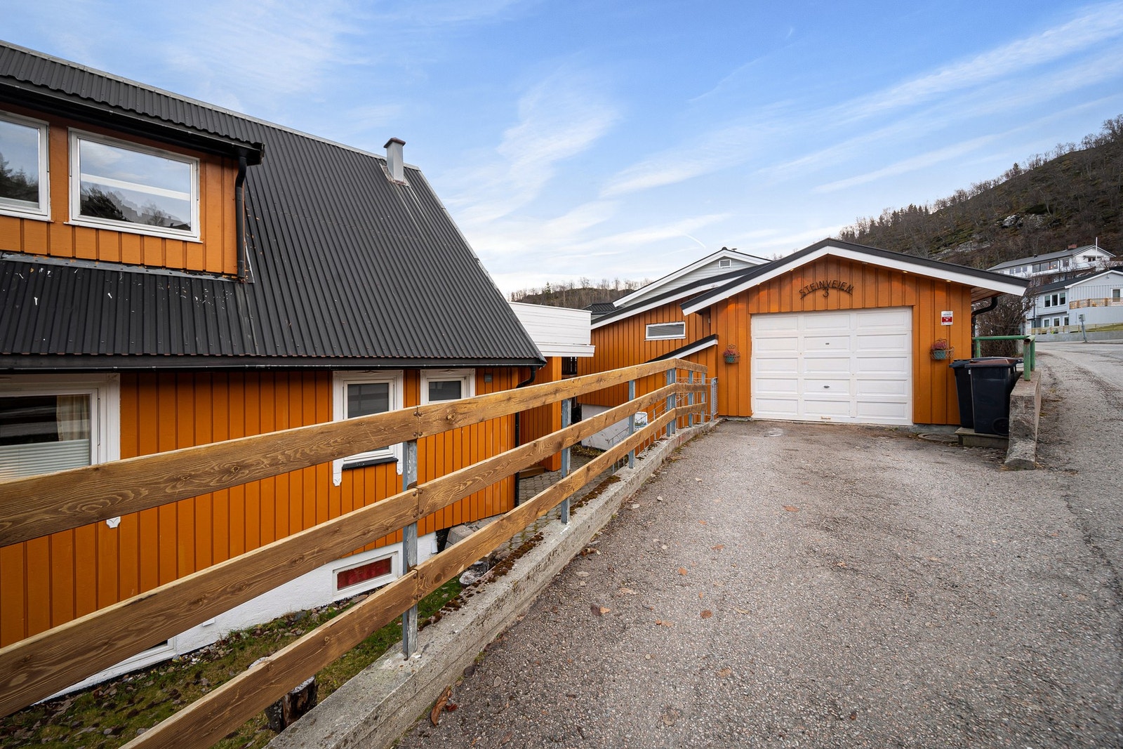 Parkering både i garasje og på asfaltert oppkjørsel Galleribilde