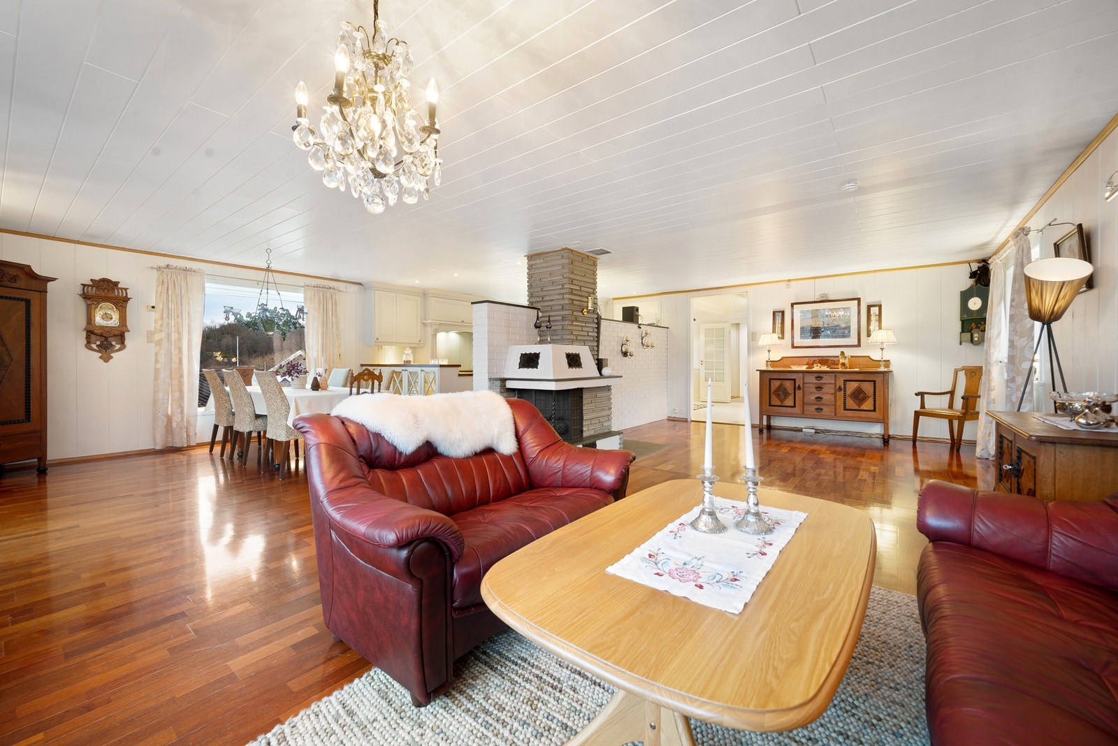 Åpent og sosialt rom, her er det god plass til familieselskaper og ande sosiale tilstelninger Galleribilde