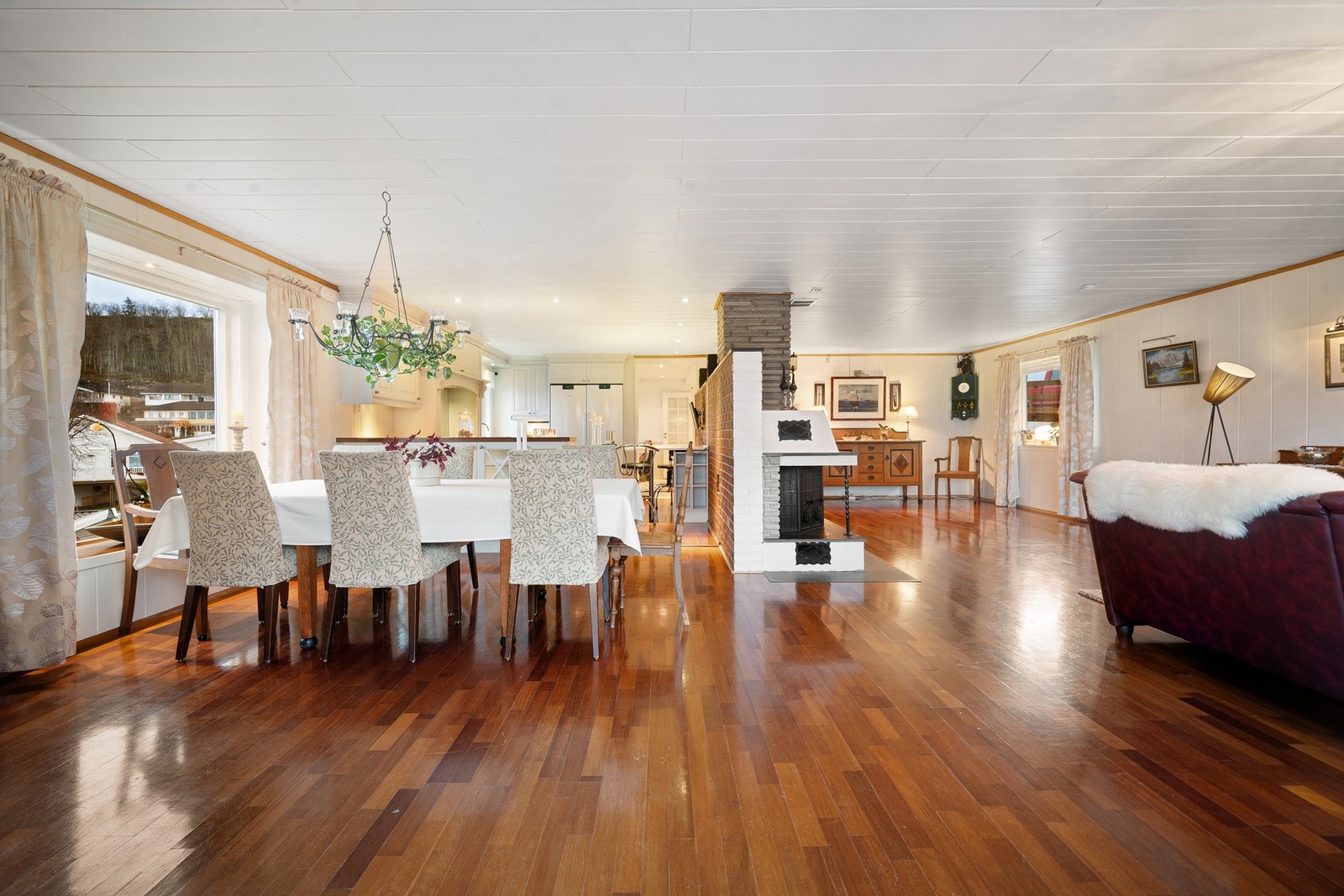 Spisestuen har fin tilknytning til kjøkkenet Galleribilde