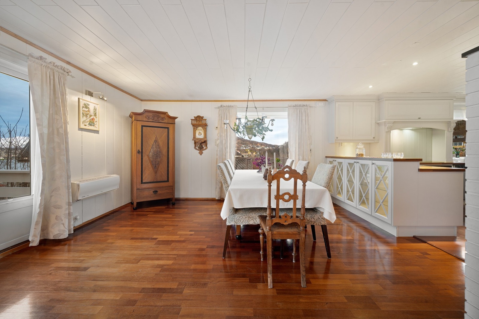 I tillegg til ovn er det også varmepumpe, som sørger for at du alltid har behagelig innetemperatur, sommer som vinter Galleribilde