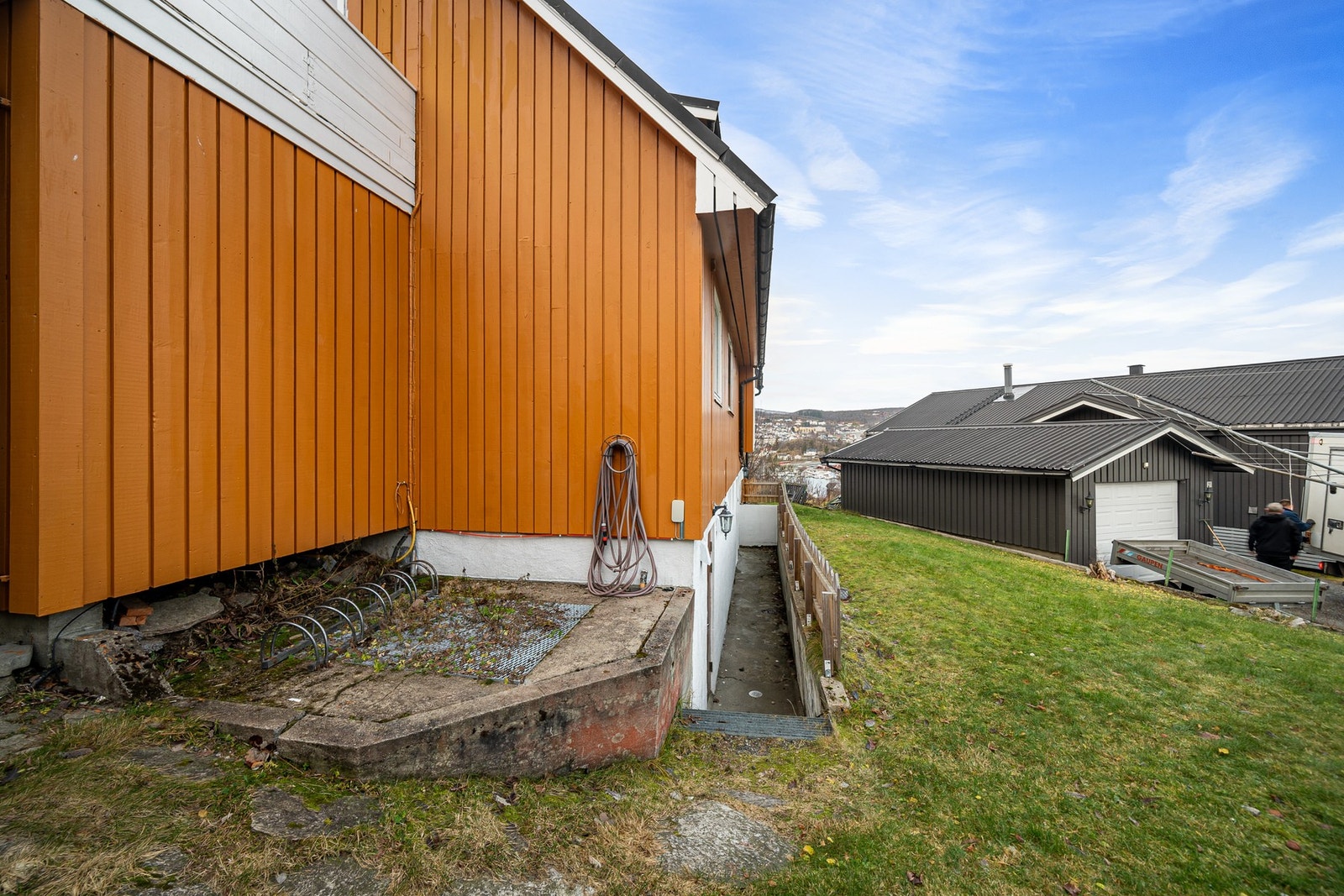 Inngangsparti til kjelleretasjen er på baksiden av boligen Galleribilde