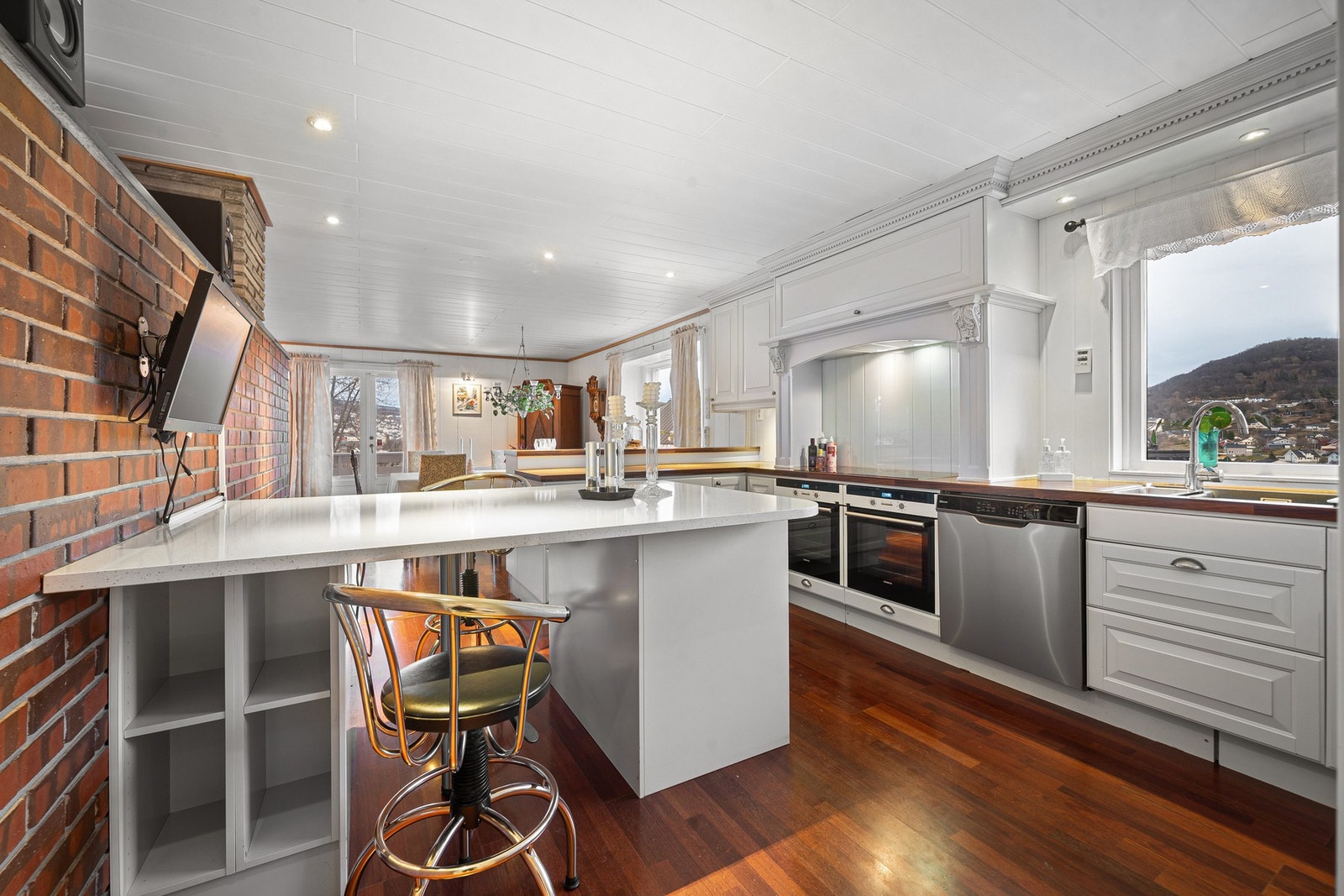 Meget romslig kjøkken som gir deg plass til alt du trenger og ikke minst god plass for kokkelering Galleribilde