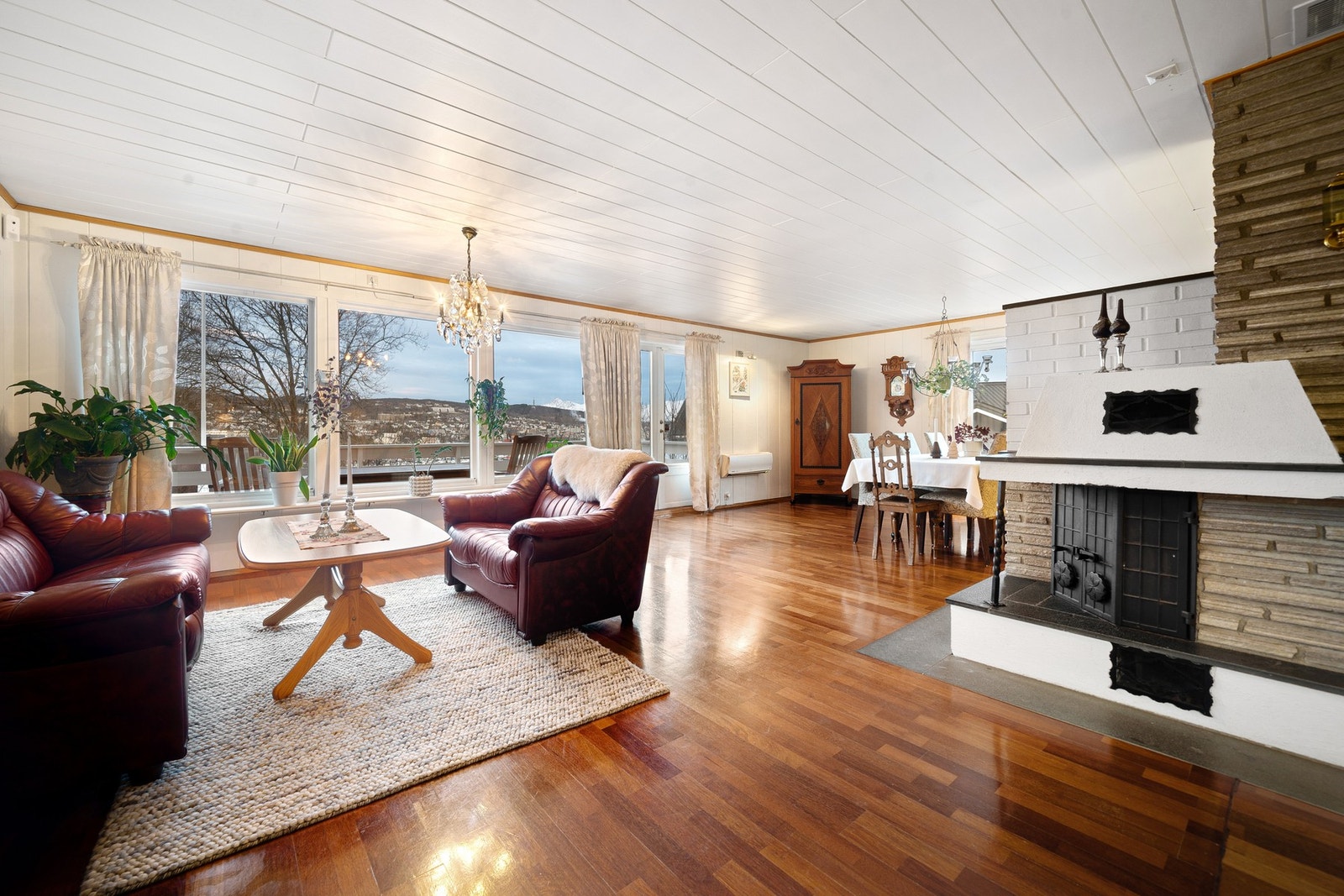 Velkommen inn! Vi begynner med hovedetasjen hvor vi finner en lun og hyggelig stue Galleribilde