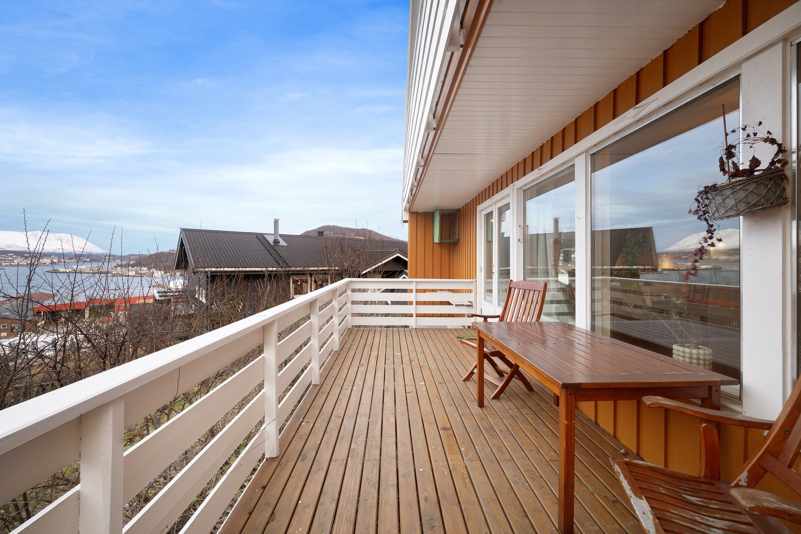 Veranda i 1. etasjen har delvis overbygg og er vendt mot Galleribilde