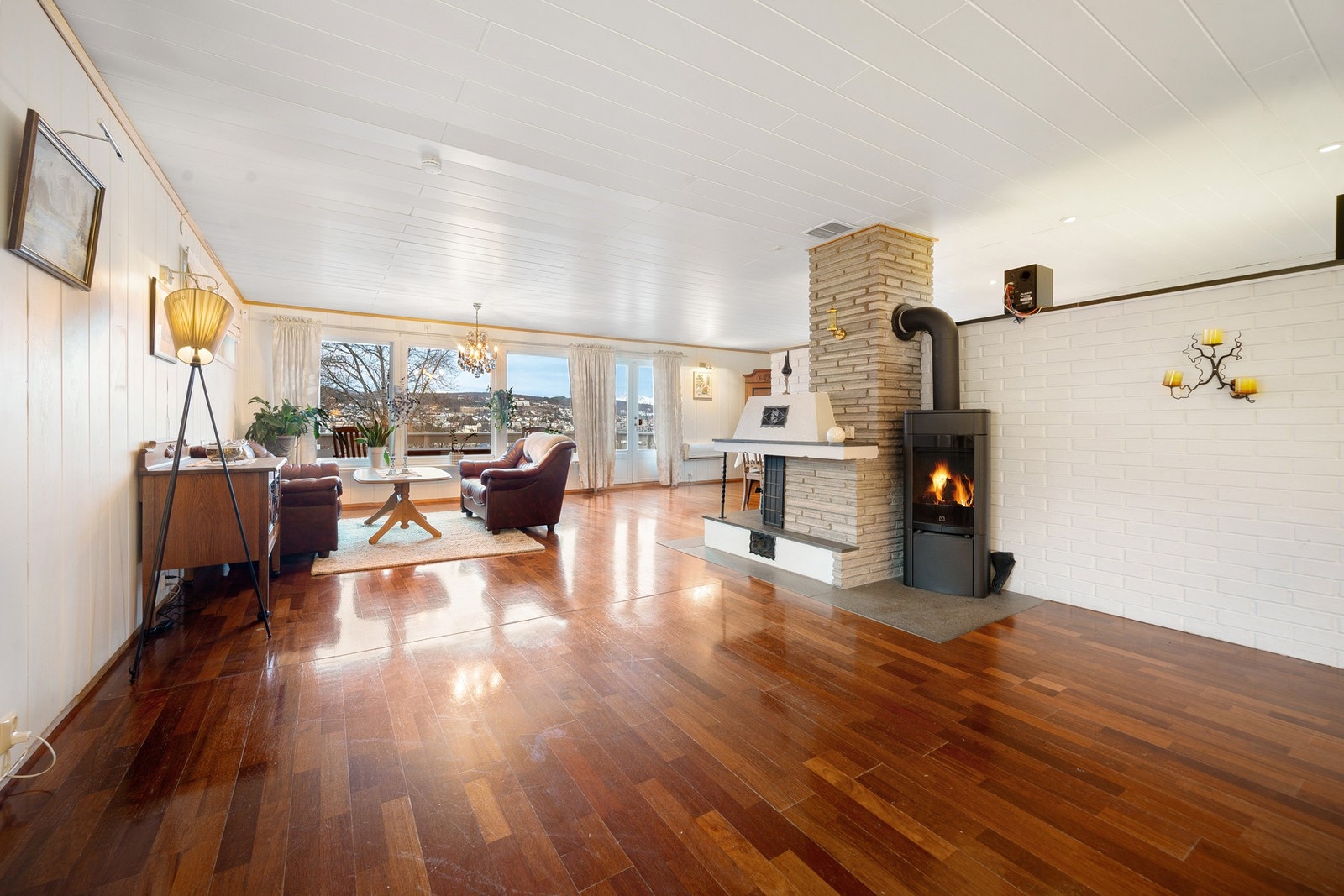 Både peis og rentbrennende vedovn i stuen, som bidrar med varme og koselig stemning i vinterhalvåret Galleribilde