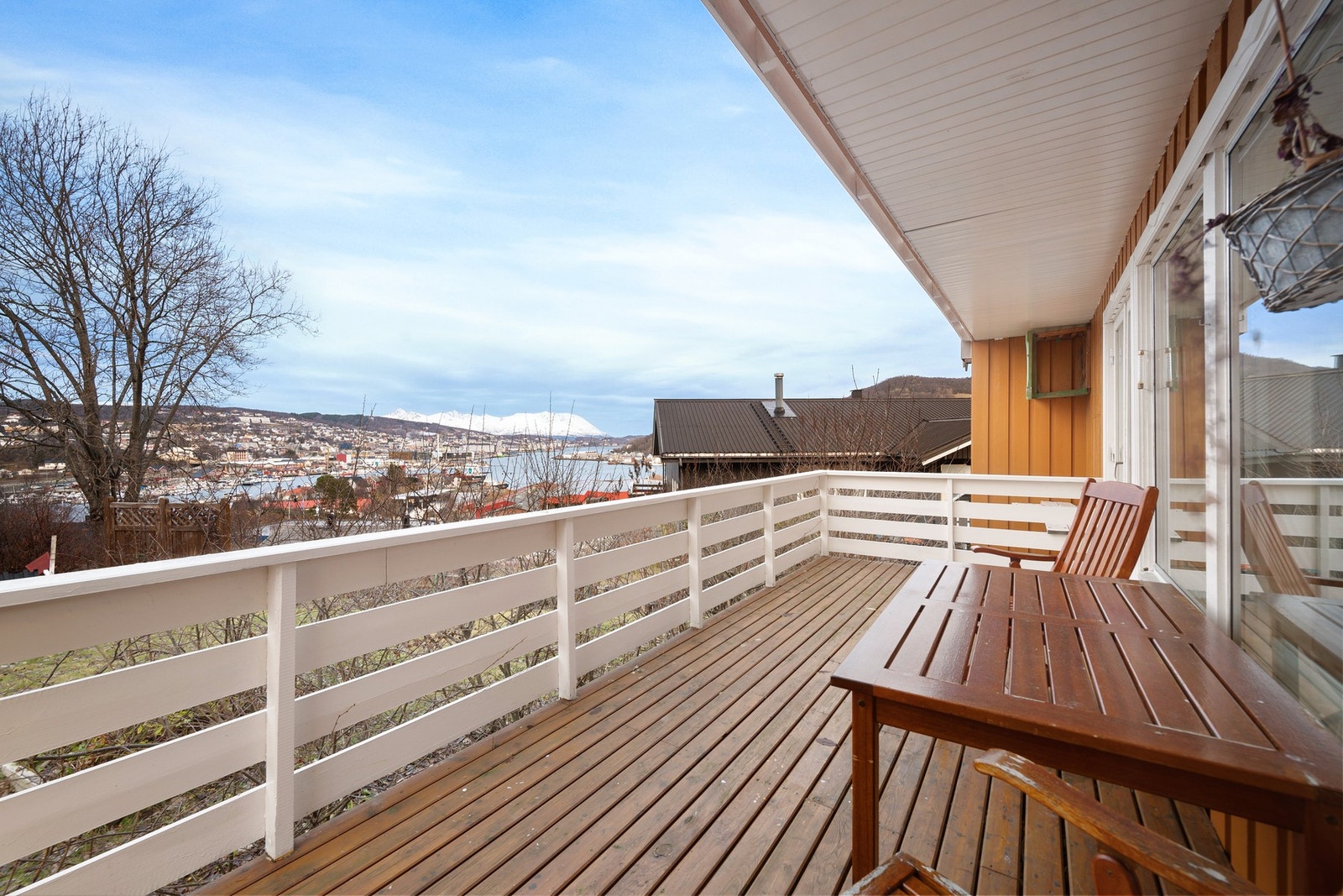 Fra eiendommen er det fantastiske sol- og utsiktsforhold - her har du god oversikt over hele byen og landskapet rundt Galleribilde