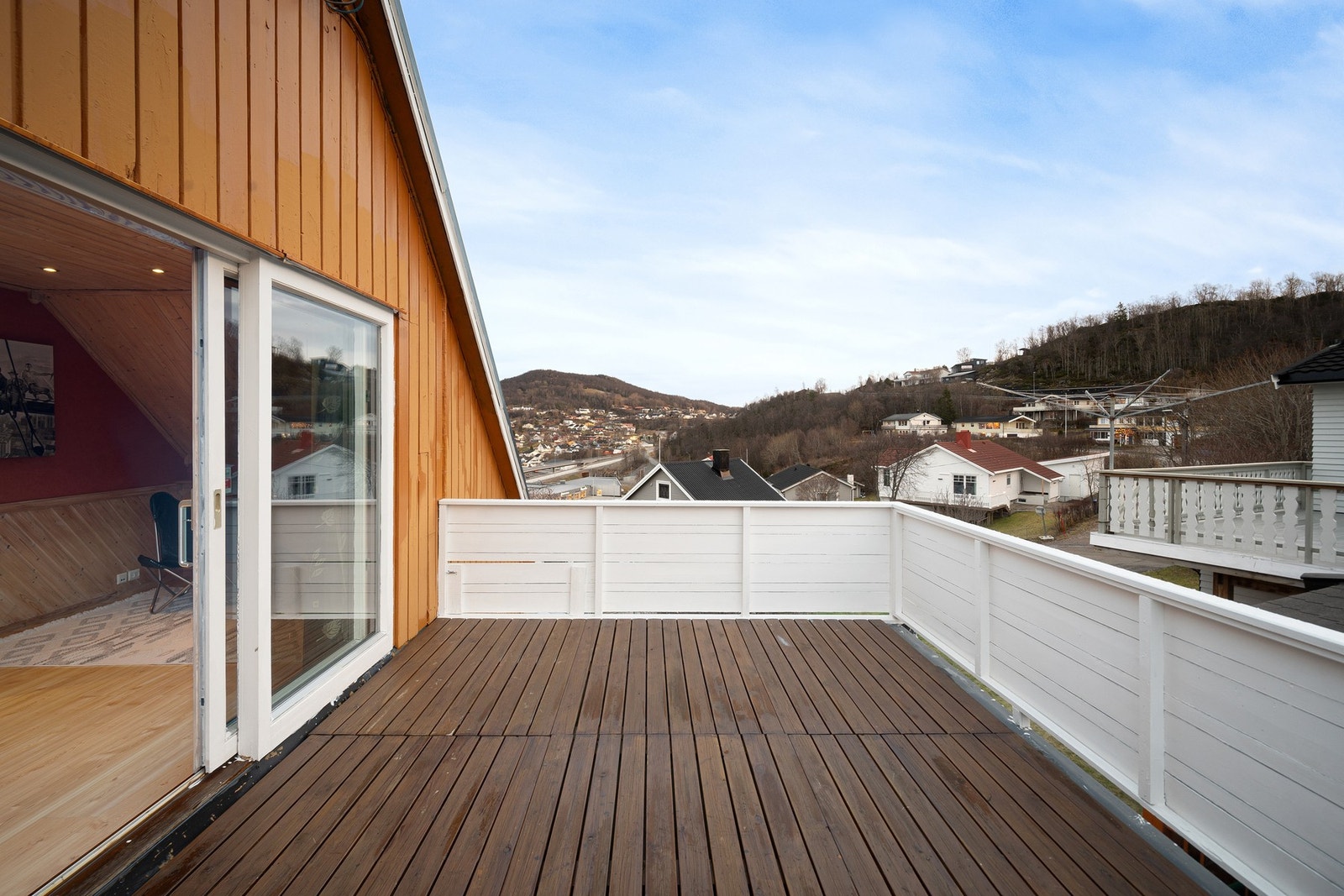 I 1. etasje er det fine uteområder på begge sider av boligen - takterrassen har god plass til et hyggelig utemøblement Galleribilde