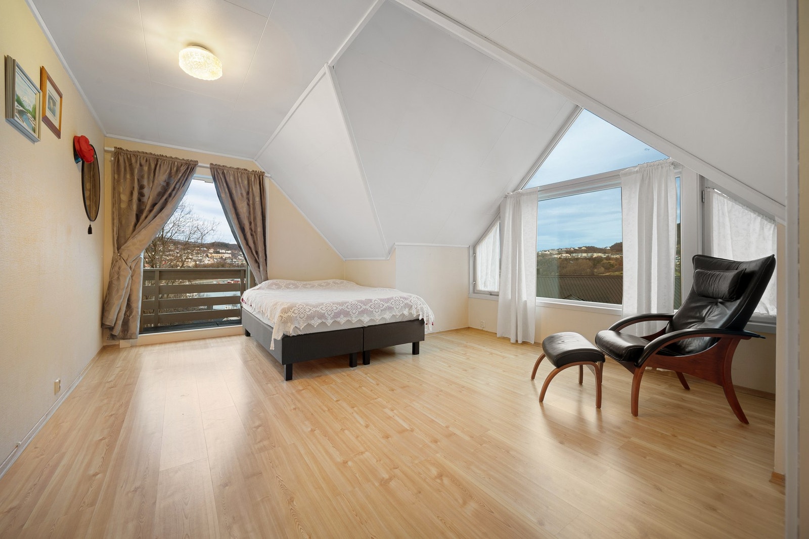 Hovedsoverommet er av meget god størrelser med plass til både dobbeltseng og annet ønskelig møblement Galleribilde