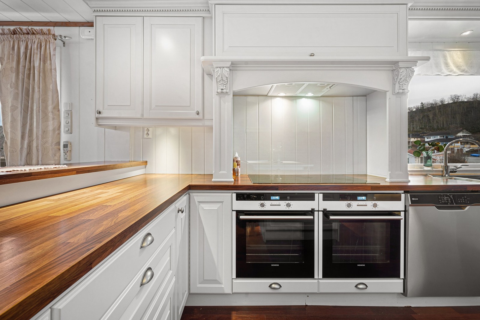 Ikke mindre enn to stekeovner, hvitevarer er fra merket Siemens Galleribilde