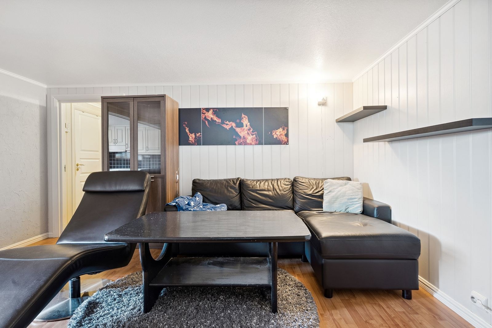 Stue med laminat på gulv og mdf på veggene. Galleribilde